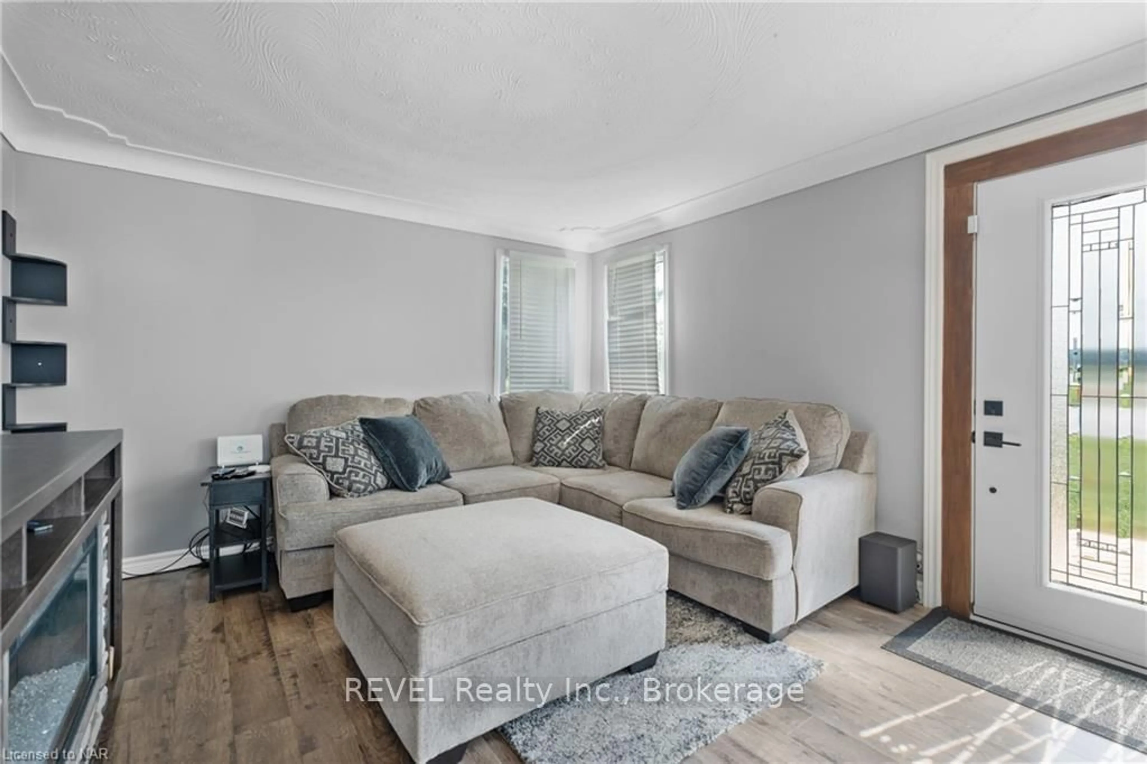 Living room, wood floors for 703 SMITHVILLE RD Rd, West Lincoln Ontario L0R 2J0