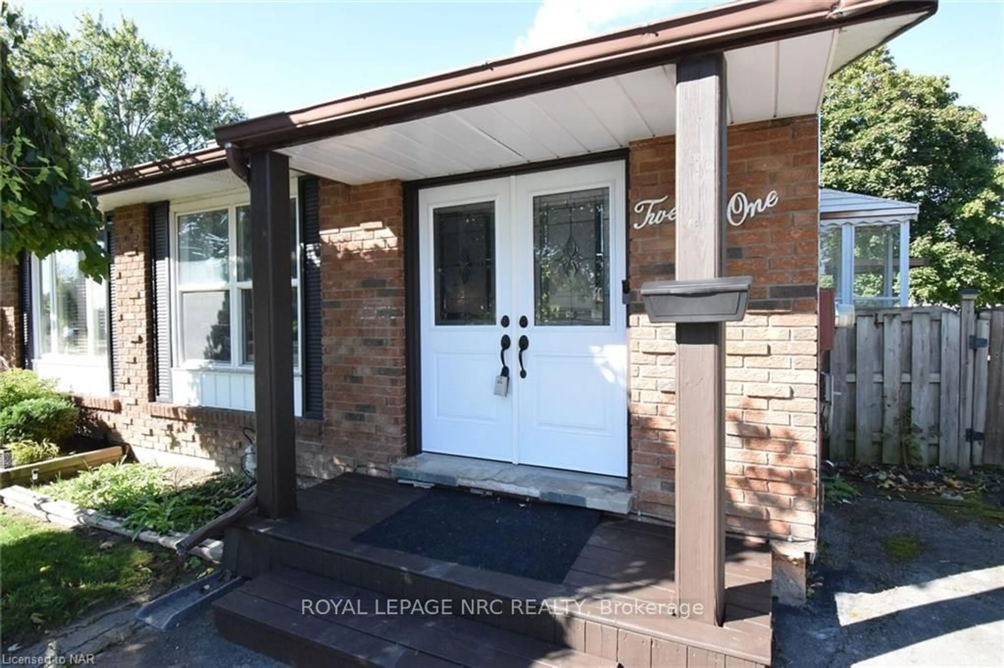 Home with brick exterior material for 21 FAIRLAWN Cres, Welland Ontario L3C 5Z2