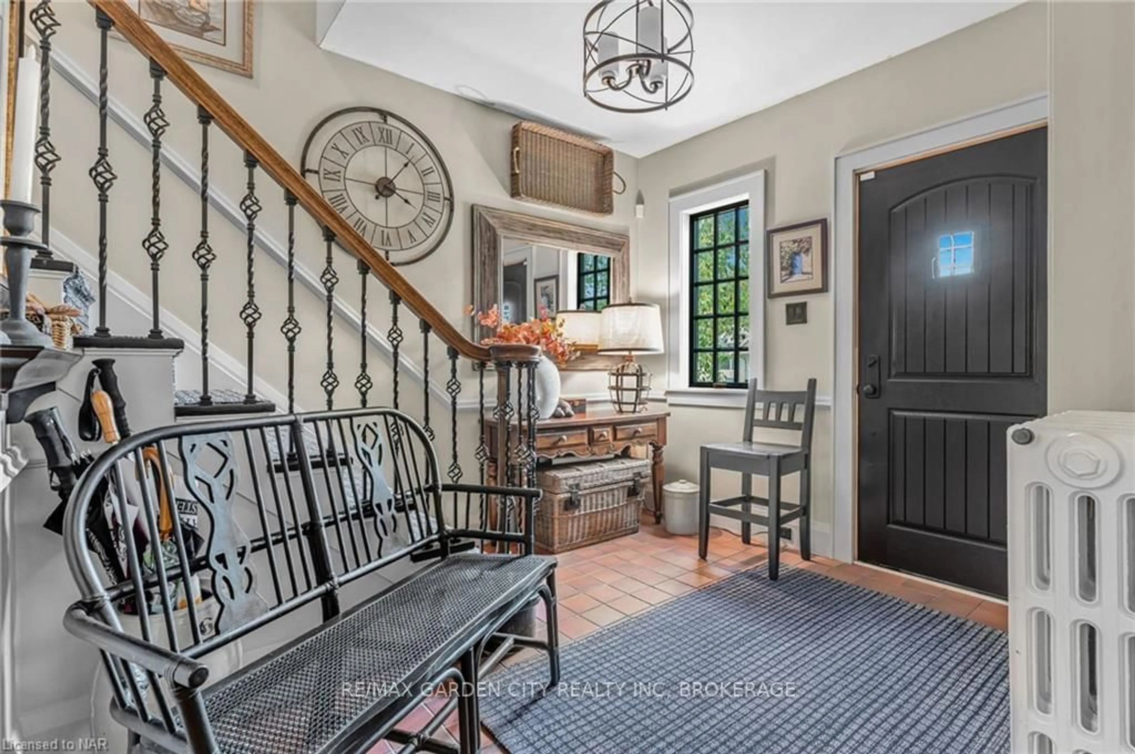 Indoor entryway, wood floors for 8 RIDGEWOOD Rd, St. Catharines Ontario L2R 3S3