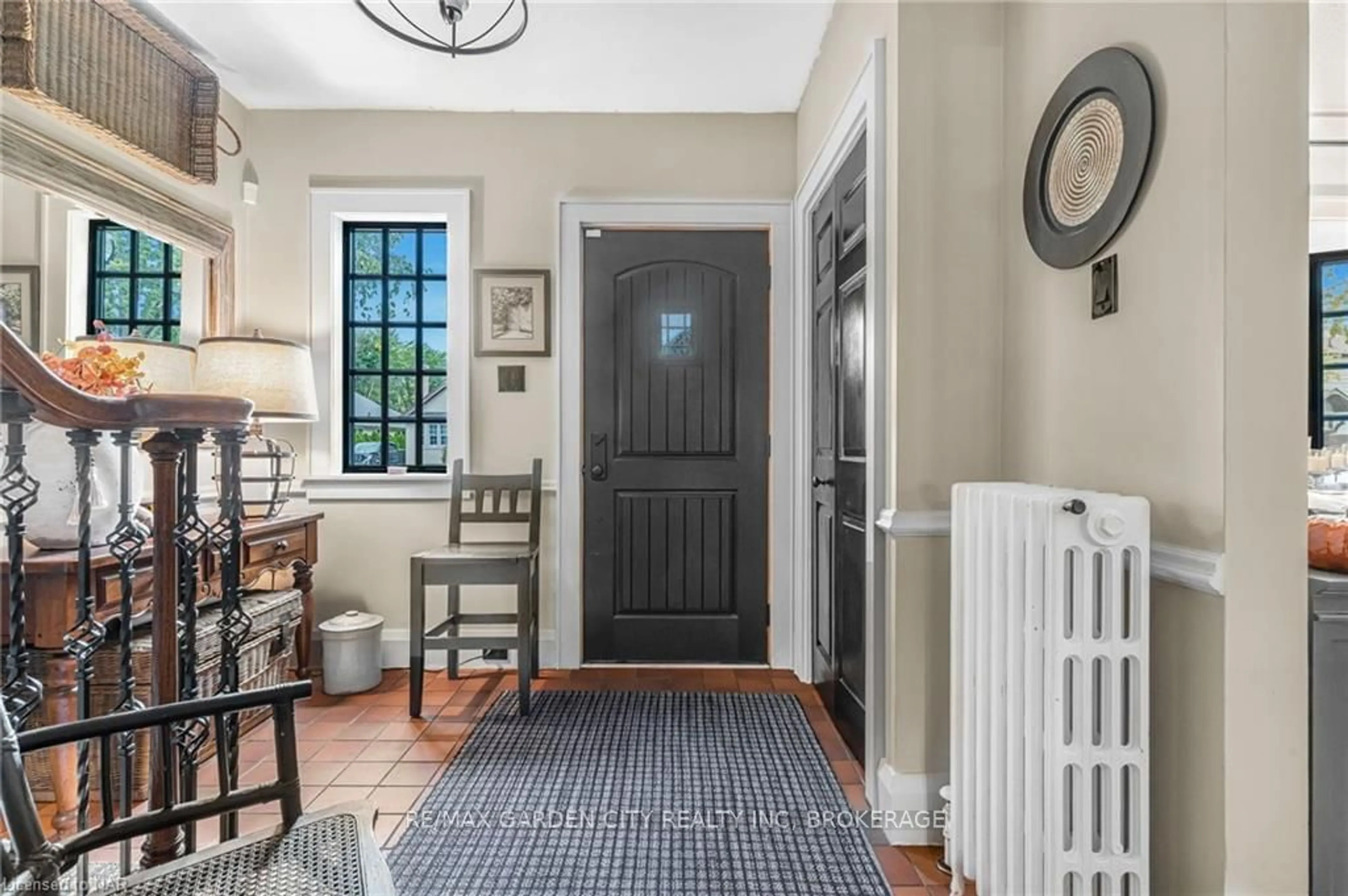 Indoor entryway, wood floors for 8 RIDGEWOOD Rd, St. Catharines Ontario L2R 3S3