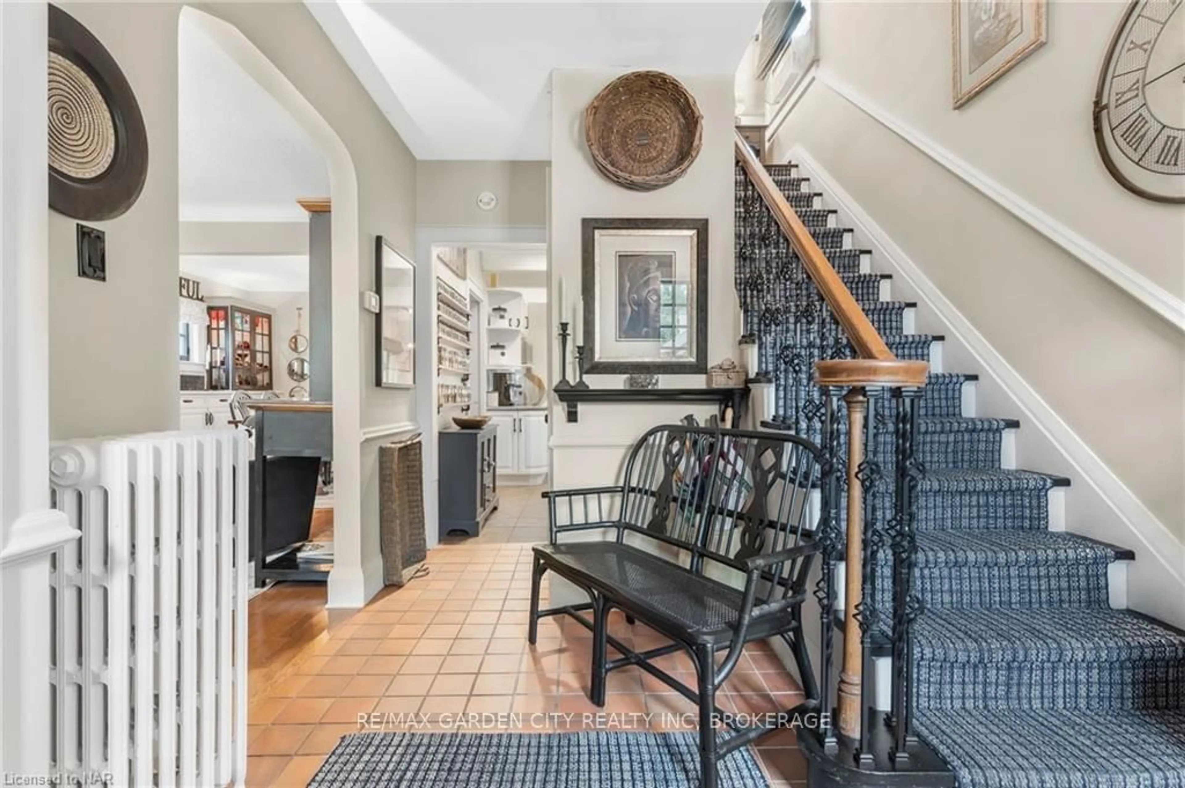 Indoor entryway, wood floors for 8 RIDGEWOOD Rd, St. Catharines Ontario L2R 3S3