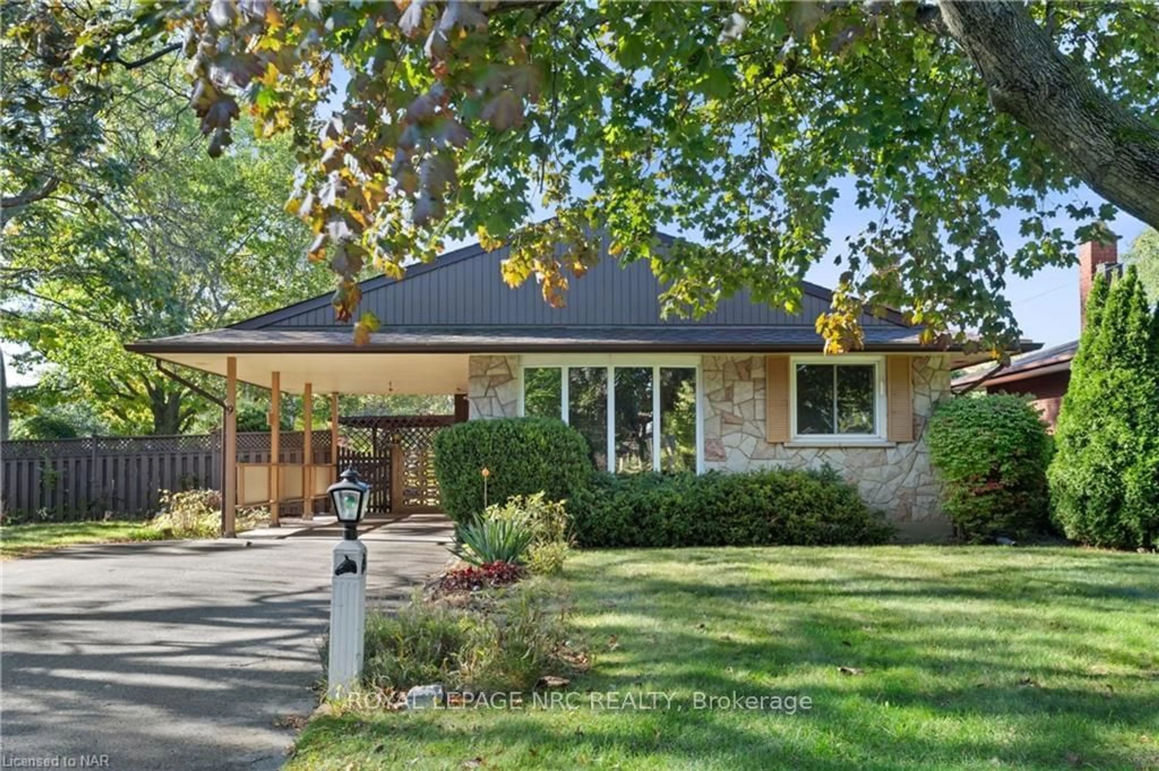 Frontside or backside of a home, cottage for 9 SURREY Pl, St. Catharines Ontario L2M 2K6