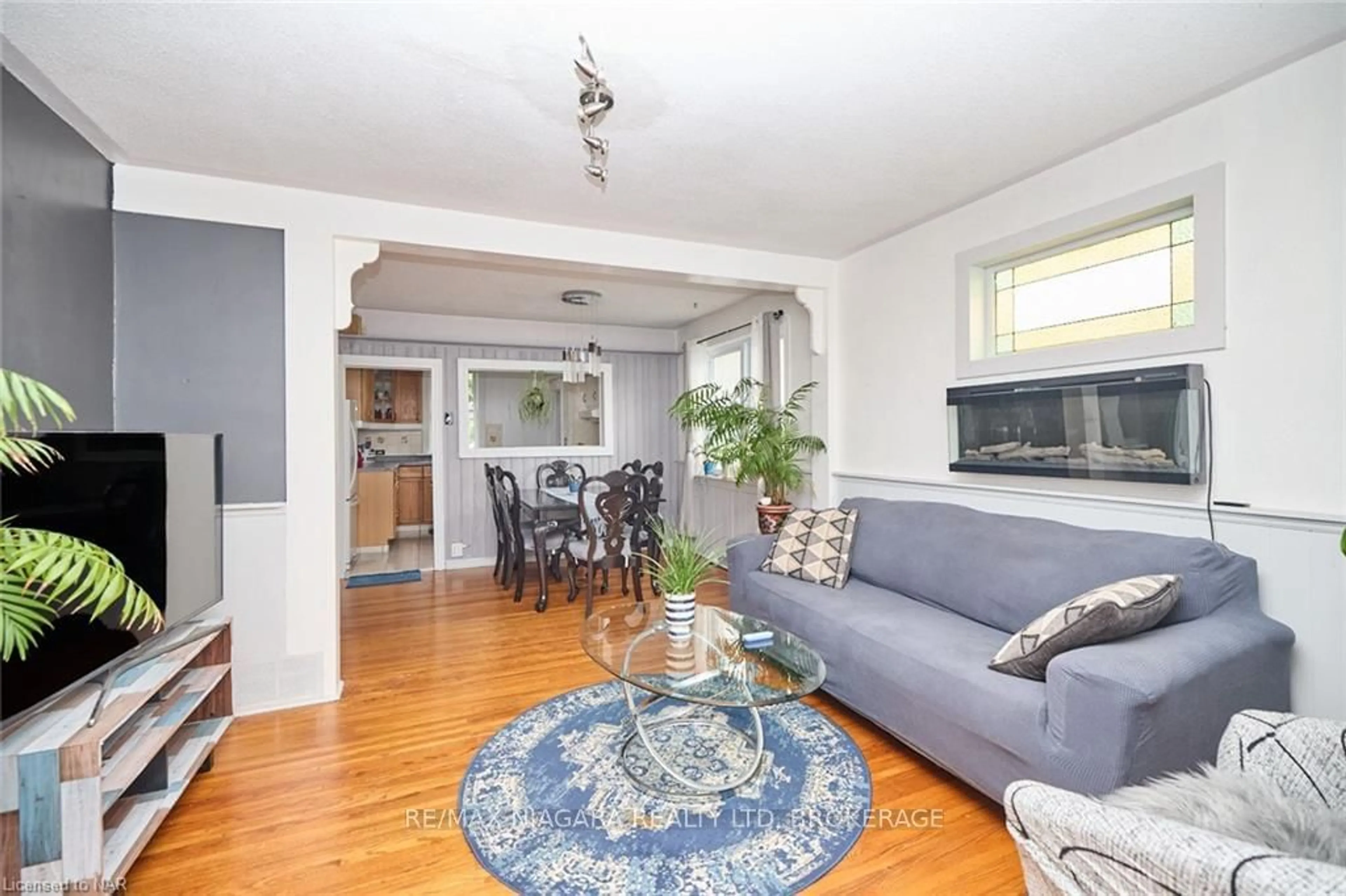 Living room, wood floors for 4660 SIXTH Ave, Niagara Falls Ontario L2E 4T5