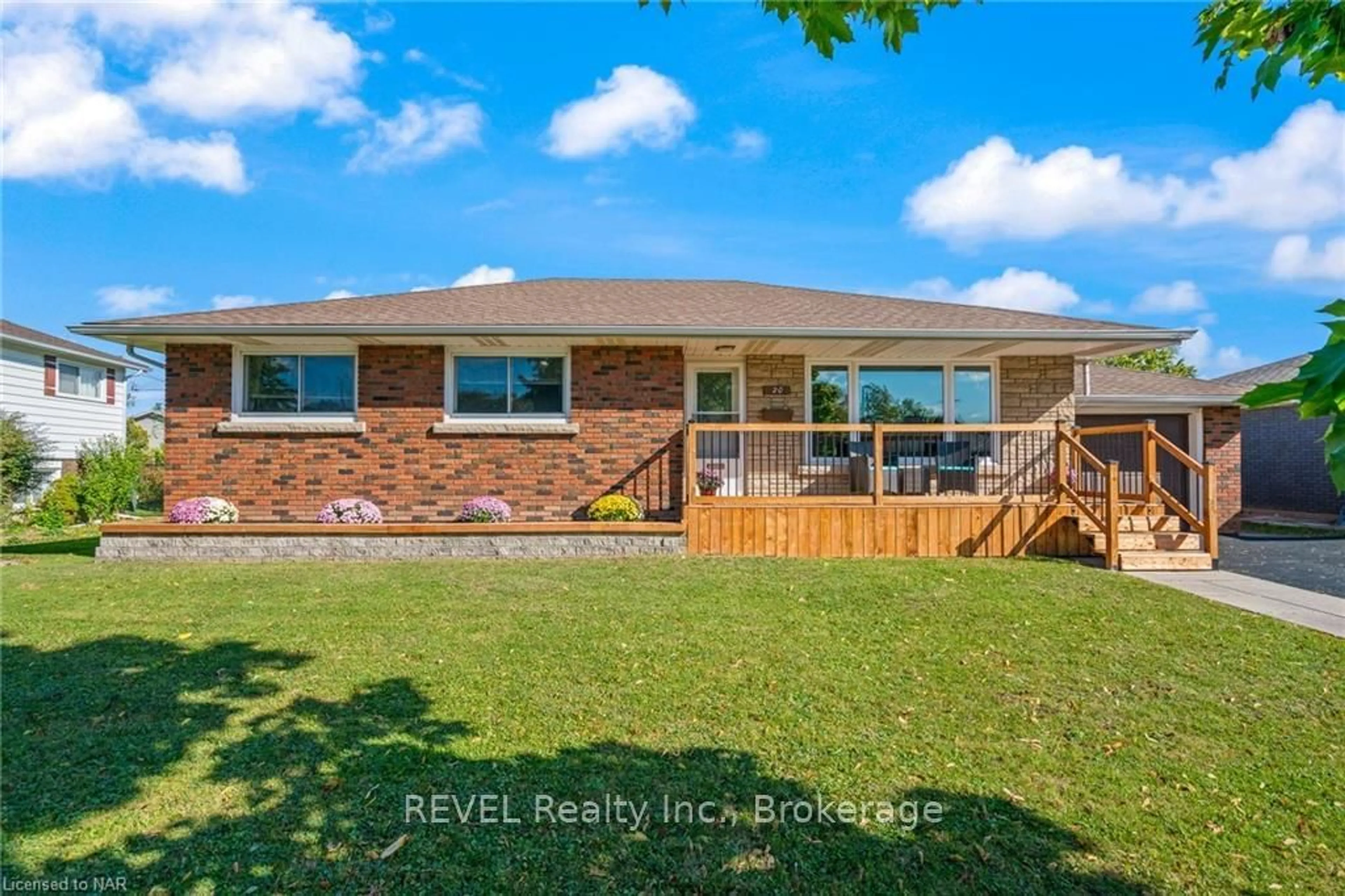 Frontside or backside of a home, the fenced backyard for 20 SPRINGHEAD Gdns, Welland Ontario L3C 5A8