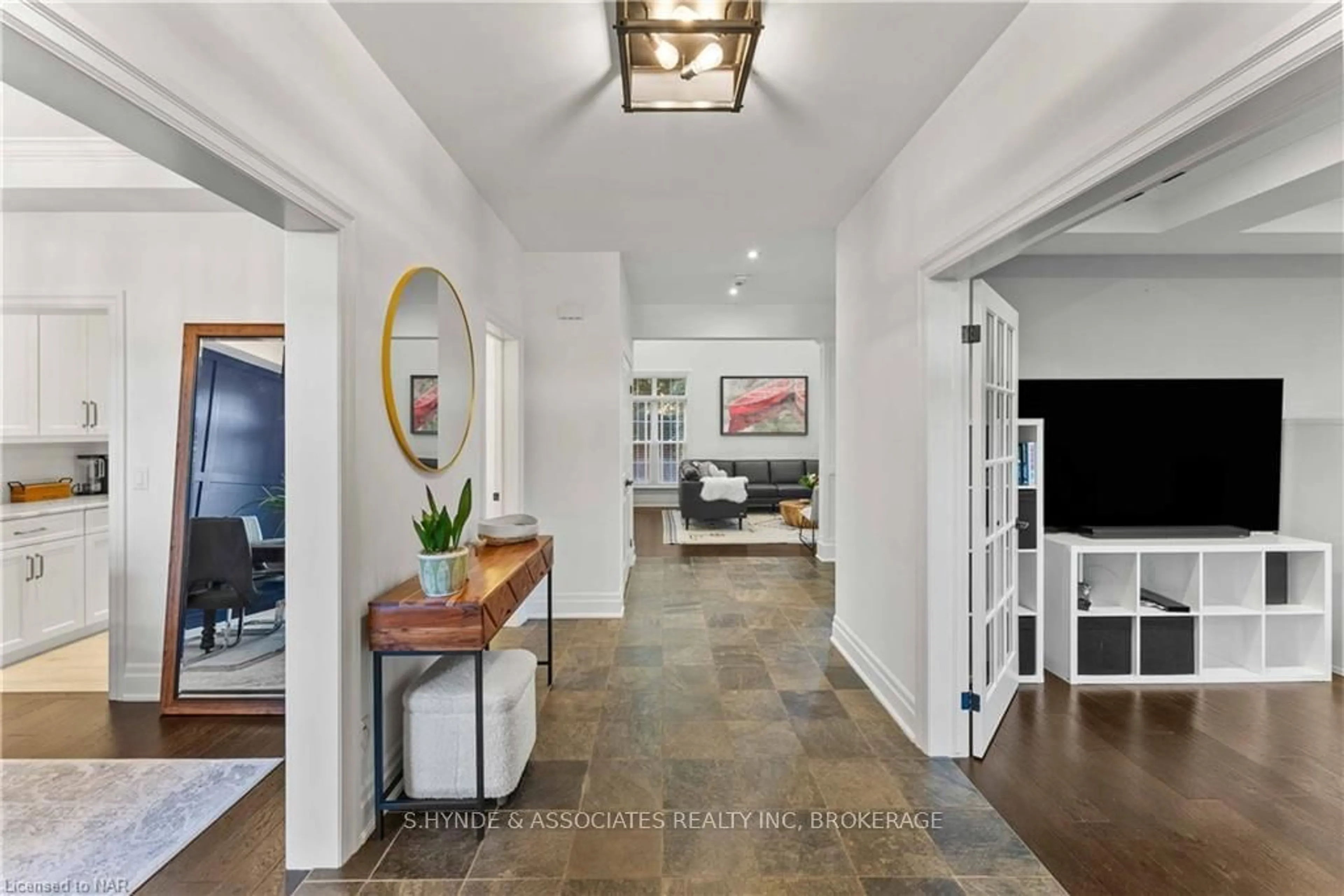 Indoor entryway, wood floors for 16 RED HAVEN Dr, Niagara-on-the-Lake Ontario L0S 1P0