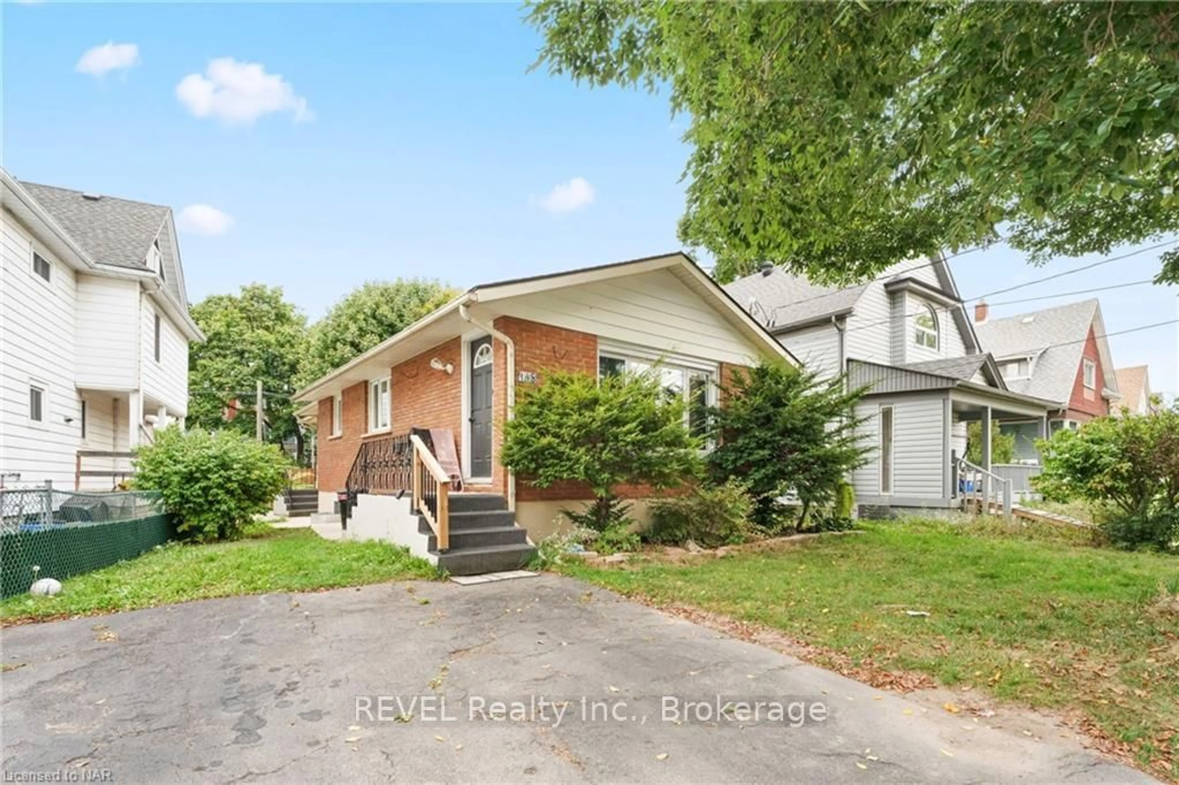 Frontside or backside of a home, the street view for 148 YOUNG St, Welland Ontario L3B 4C8