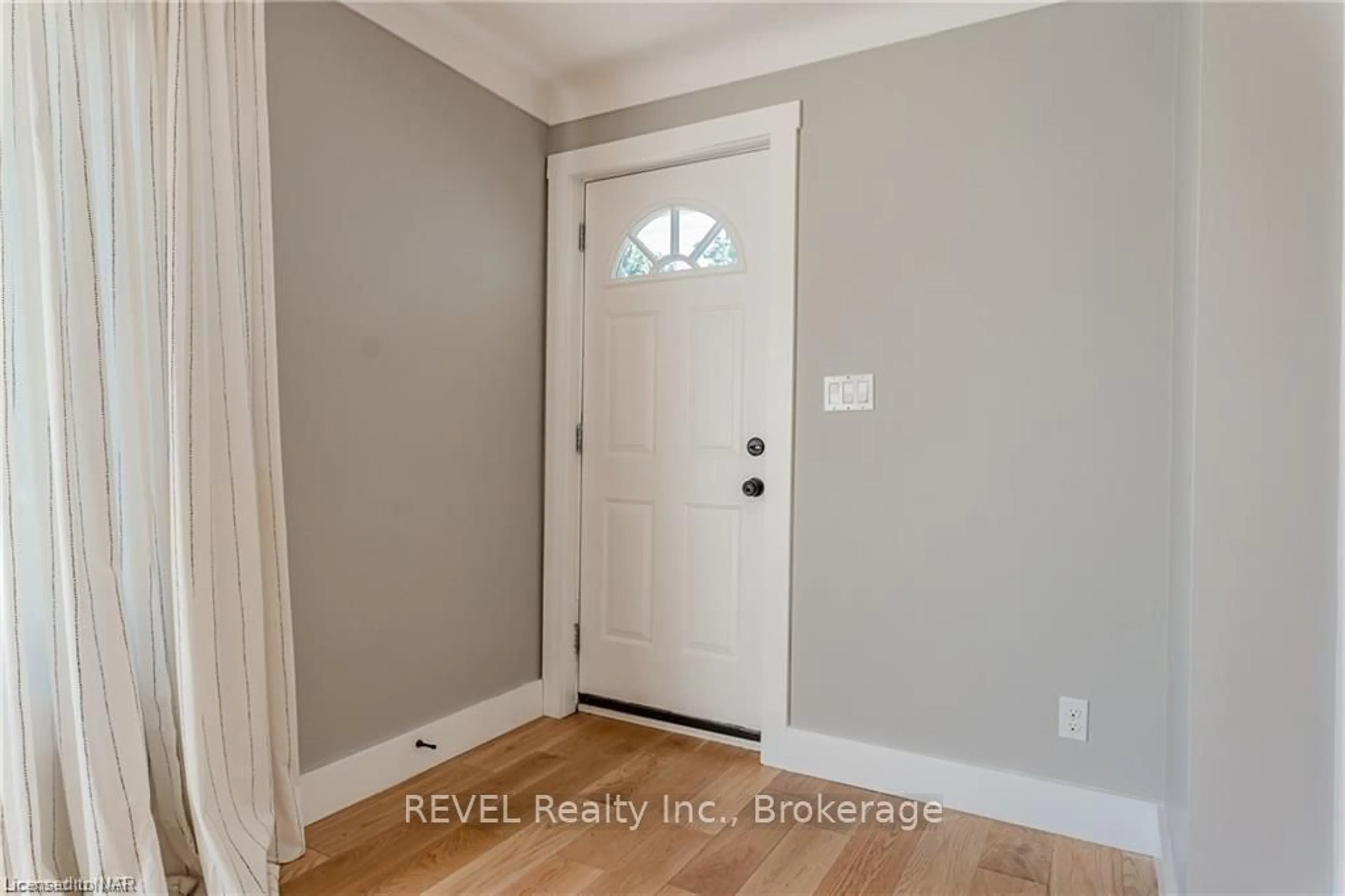 Indoor entryway, wood floors for 148 YOUNG St, Welland Ontario L3B 4C8