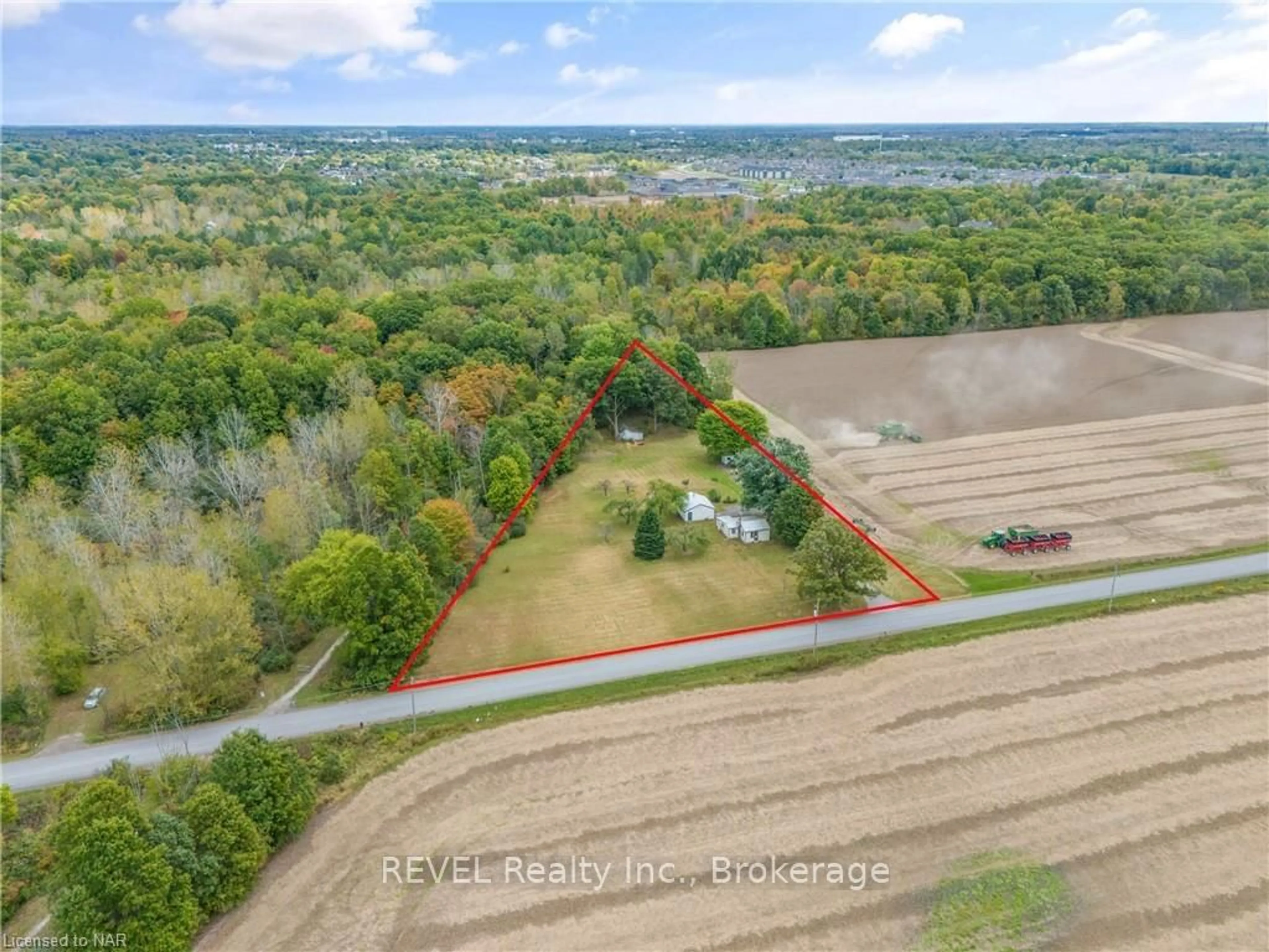 A pic from exterior of the house or condo, the fenced backyard for 371 PIHACH St, Pelham Ontario L0S 1C0