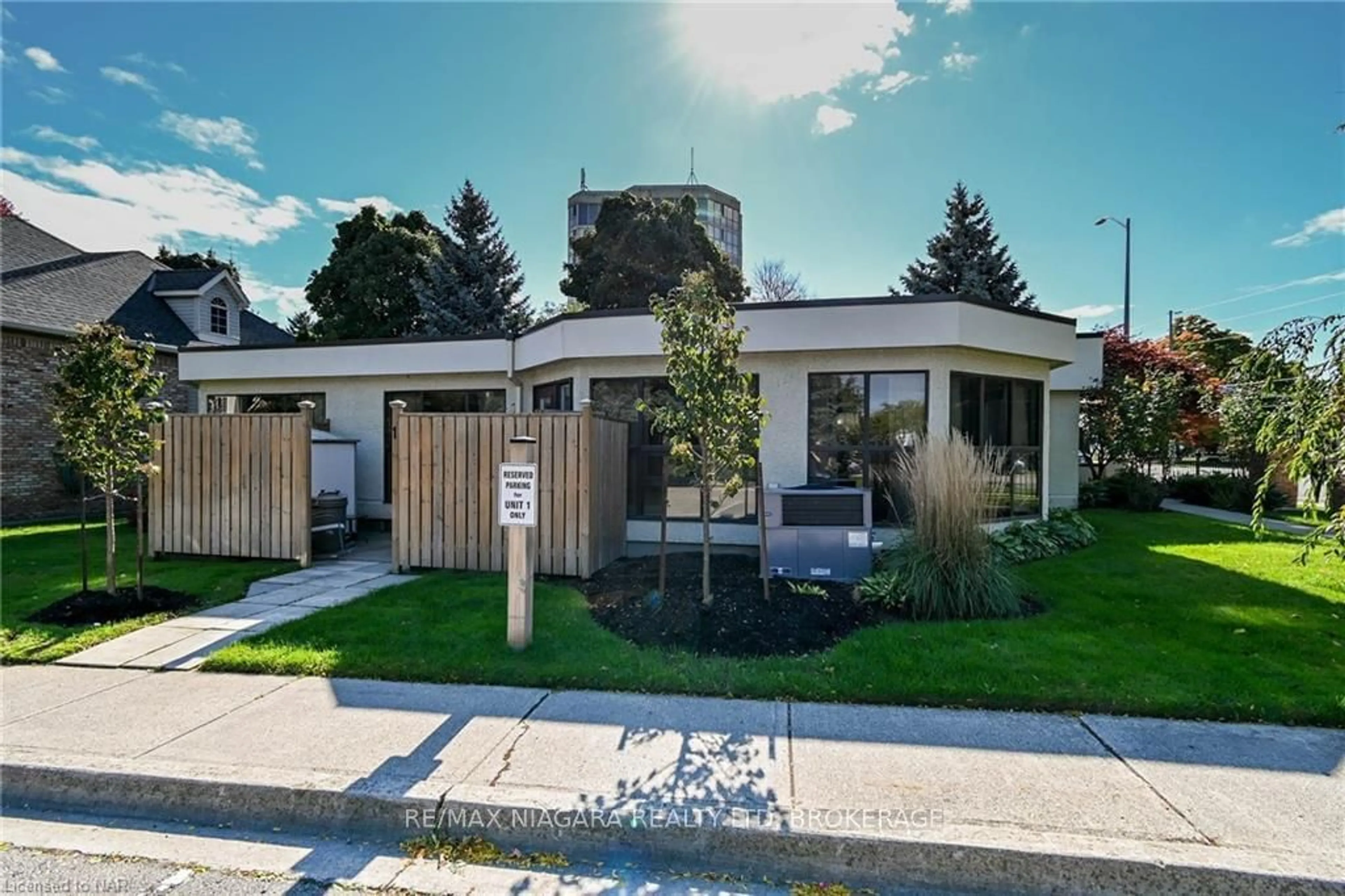 Frontside or backside of a home, the street view for 174 MARTINDALE Rd #1, St. Catharines Ontario L2S 3Z9