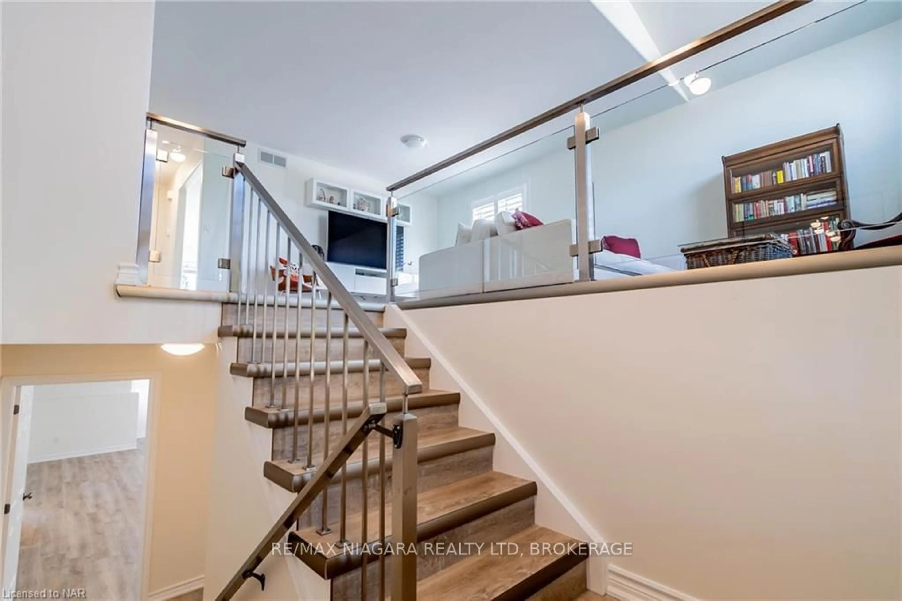 Indoor foyer, wood floors for 118 COLBECK Dr, Welland Ontario L3C 7B2