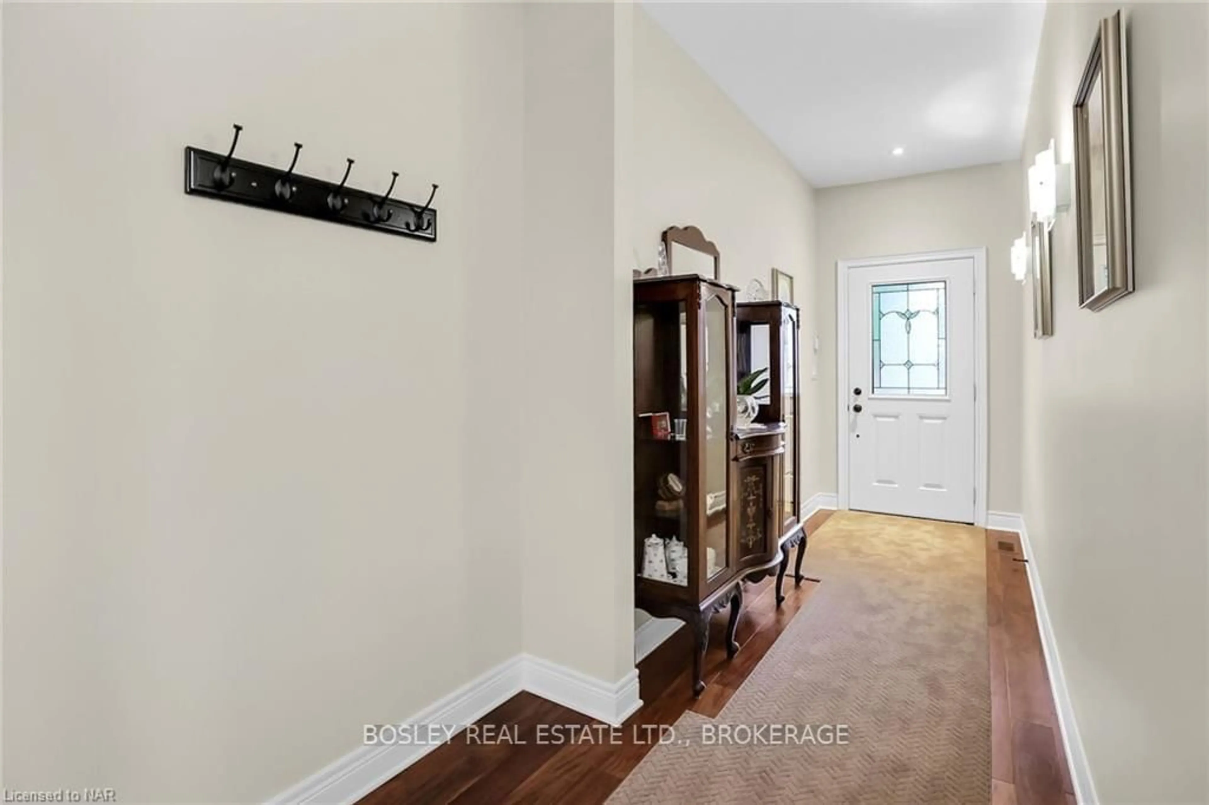 Indoor entryway, wood floors for 678 LINE 2 Rd #TH 9, Niagara-on-the-Lake Ontario L0S 1T0