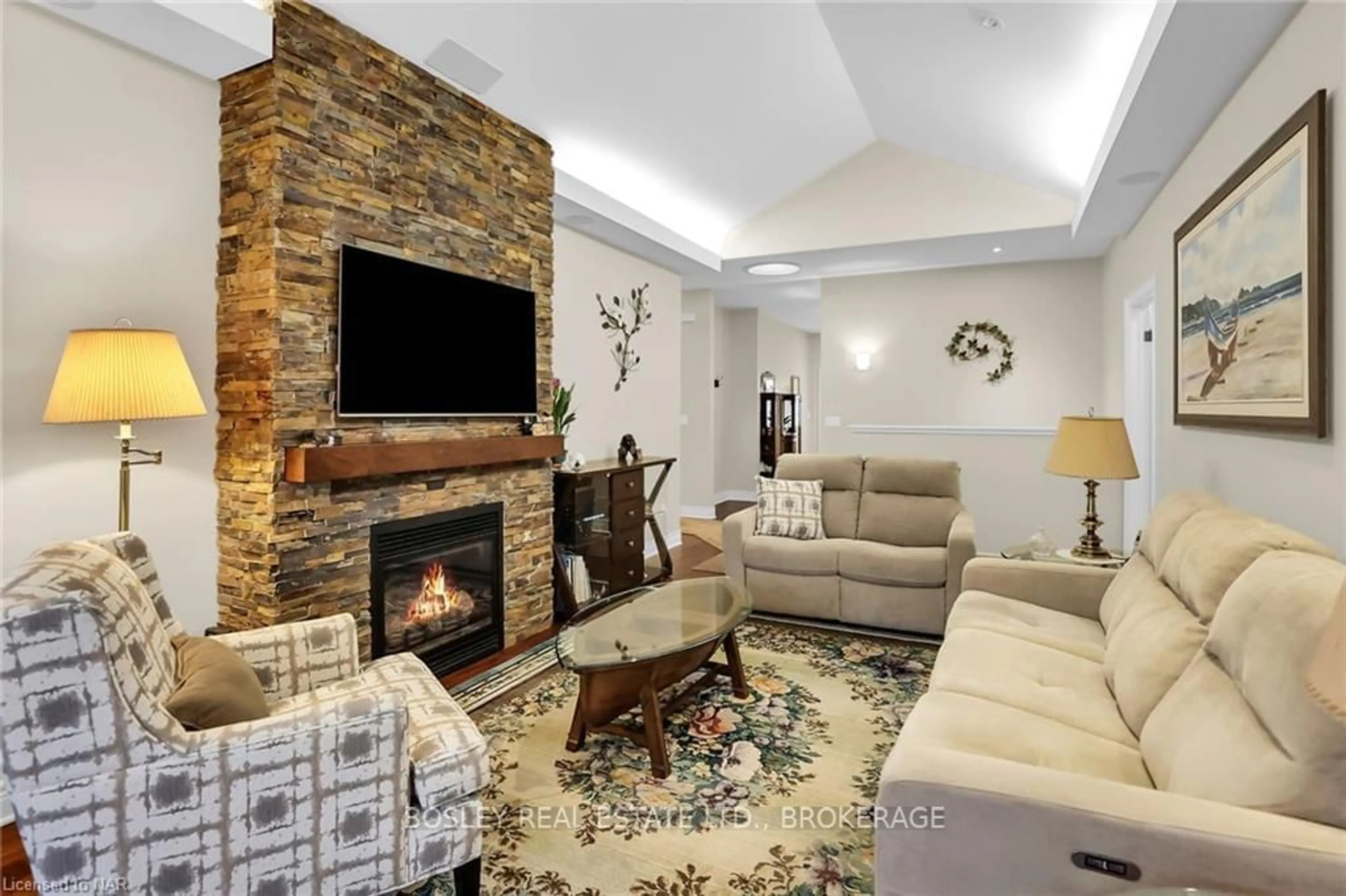 Living room, carpet floors for 678 LINE 2 Rd #TH 9, Niagara-on-the-Lake Ontario L0S 1T0