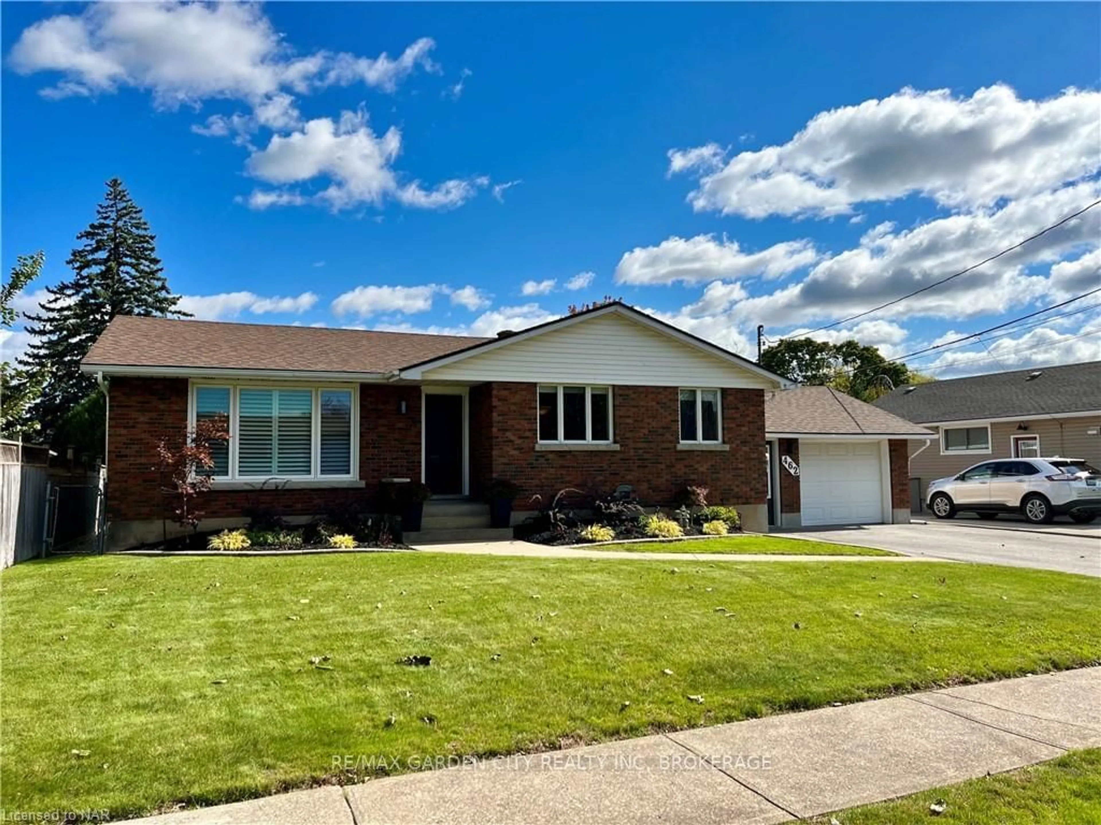 Frontside or backside of a home, the street view for 462 GRANTHAM Ave, St. Catharines Ontario L2M 3J4