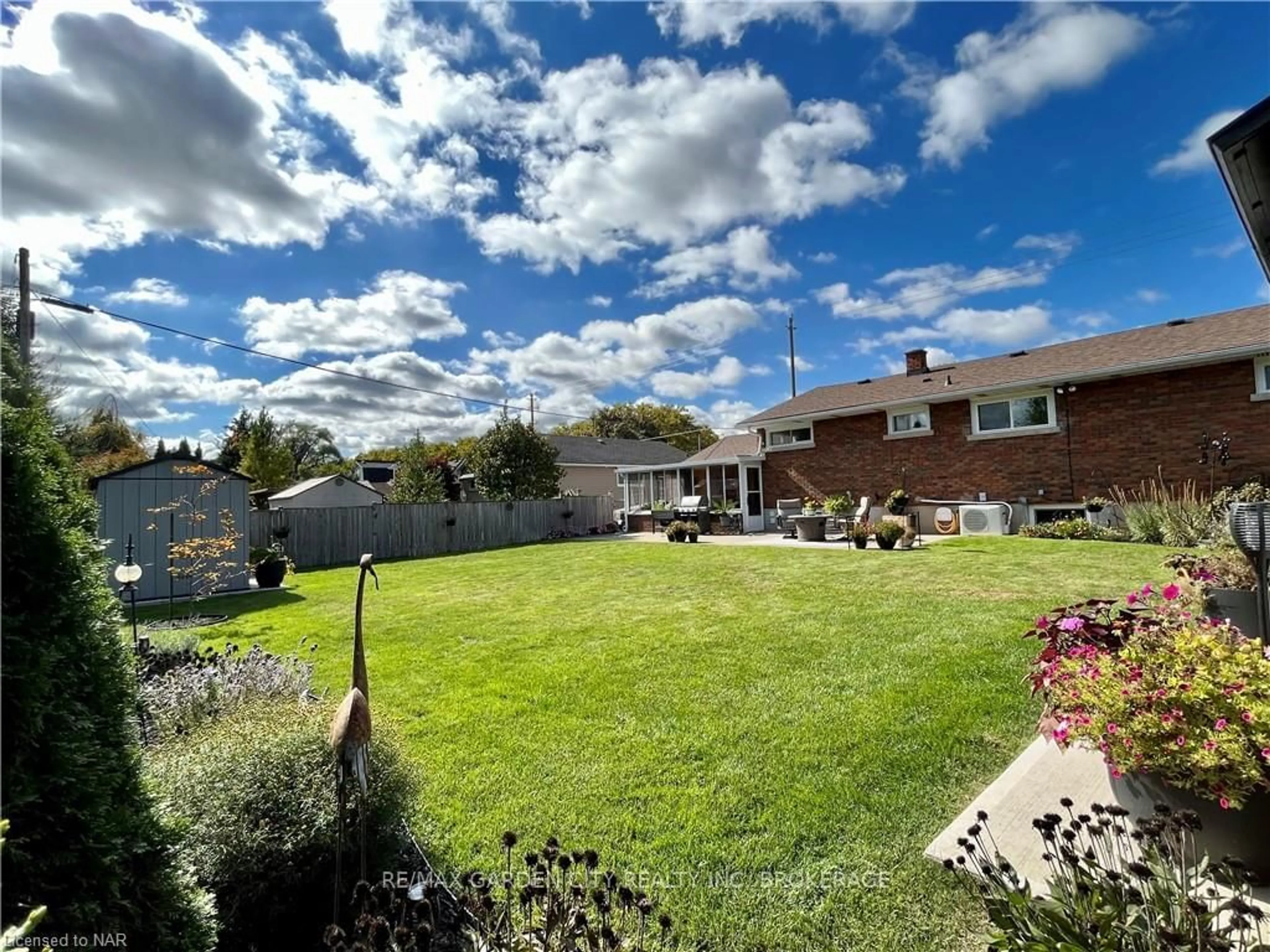 Frontside or backside of a home, the fenced backyard for 462 GRANTHAM Ave, St. Catharines Ontario L2M 3J4