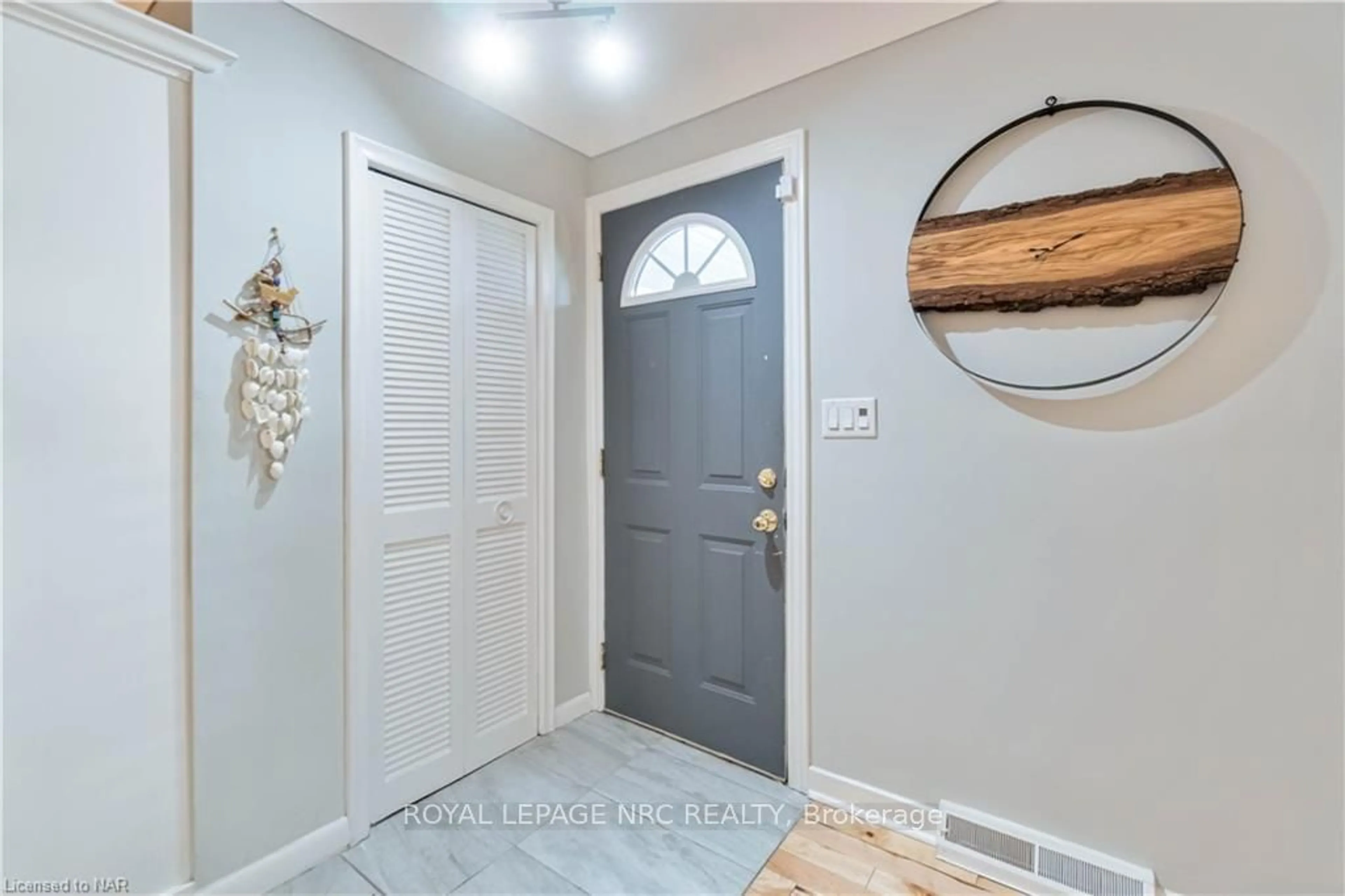 Indoor entryway, wood floors for 15 MACKIE St, St. Catharines Ontario L2N 5N6