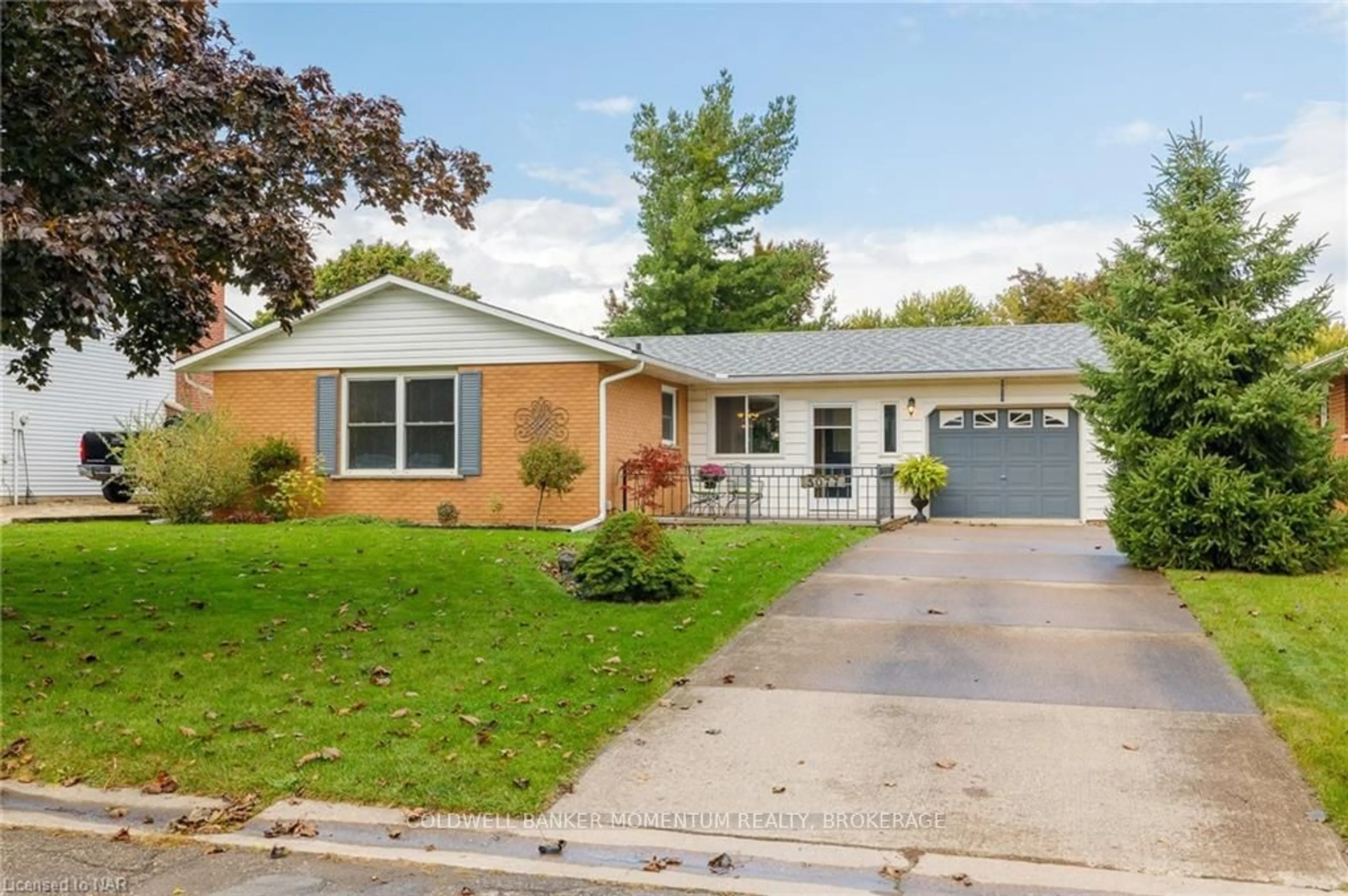 Frontside or backside of a home, the street view for 5077 ROBBIE BURNS Dr, Lincoln Ontario L3J 0K3