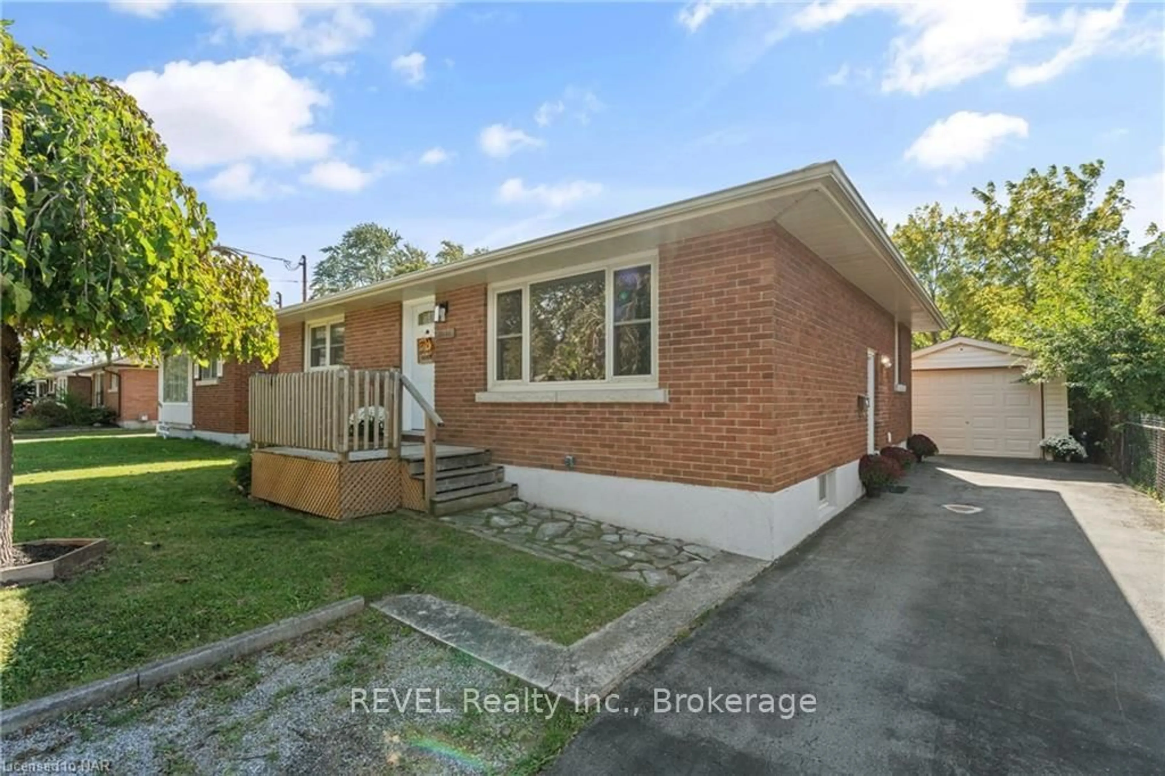 Frontside or backside of a home, the street view for 7488 WANLESS St, Niagara Falls Ontario L2H 1C9