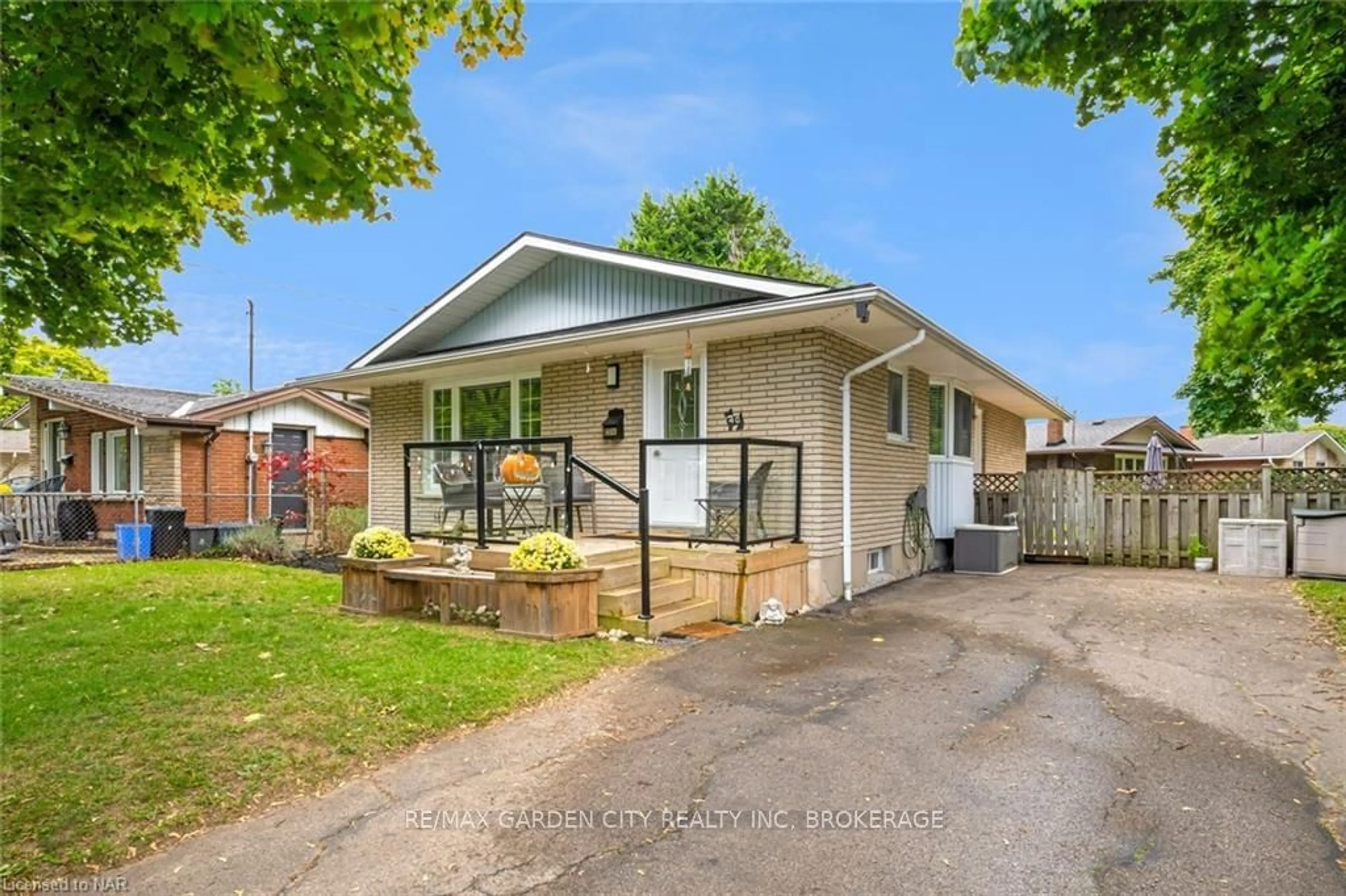 Frontside or backside of a home, cottage for 40 DENSGROVE Dr, St. Catharines Ontario L2M 3M3