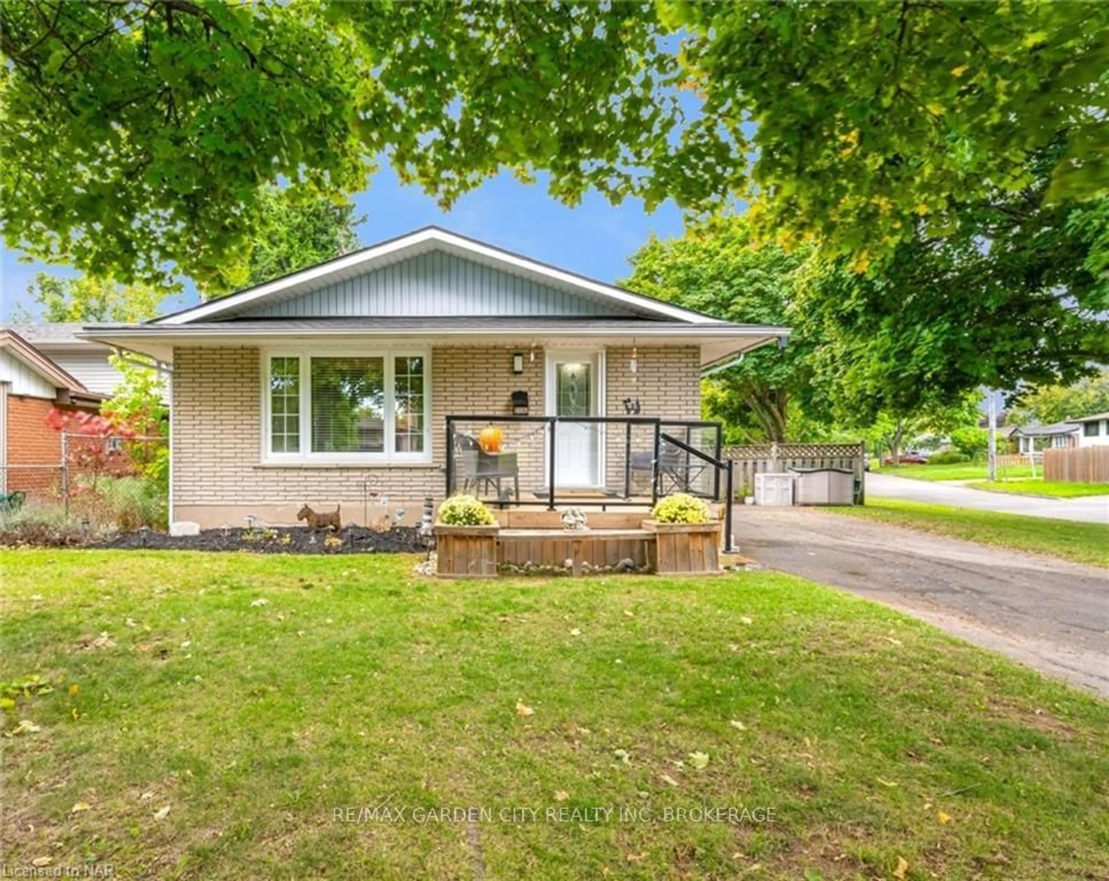 Frontside or backside of a home, cottage for 40 DENSGROVE Dr, St. Catharines Ontario L2M 3M3