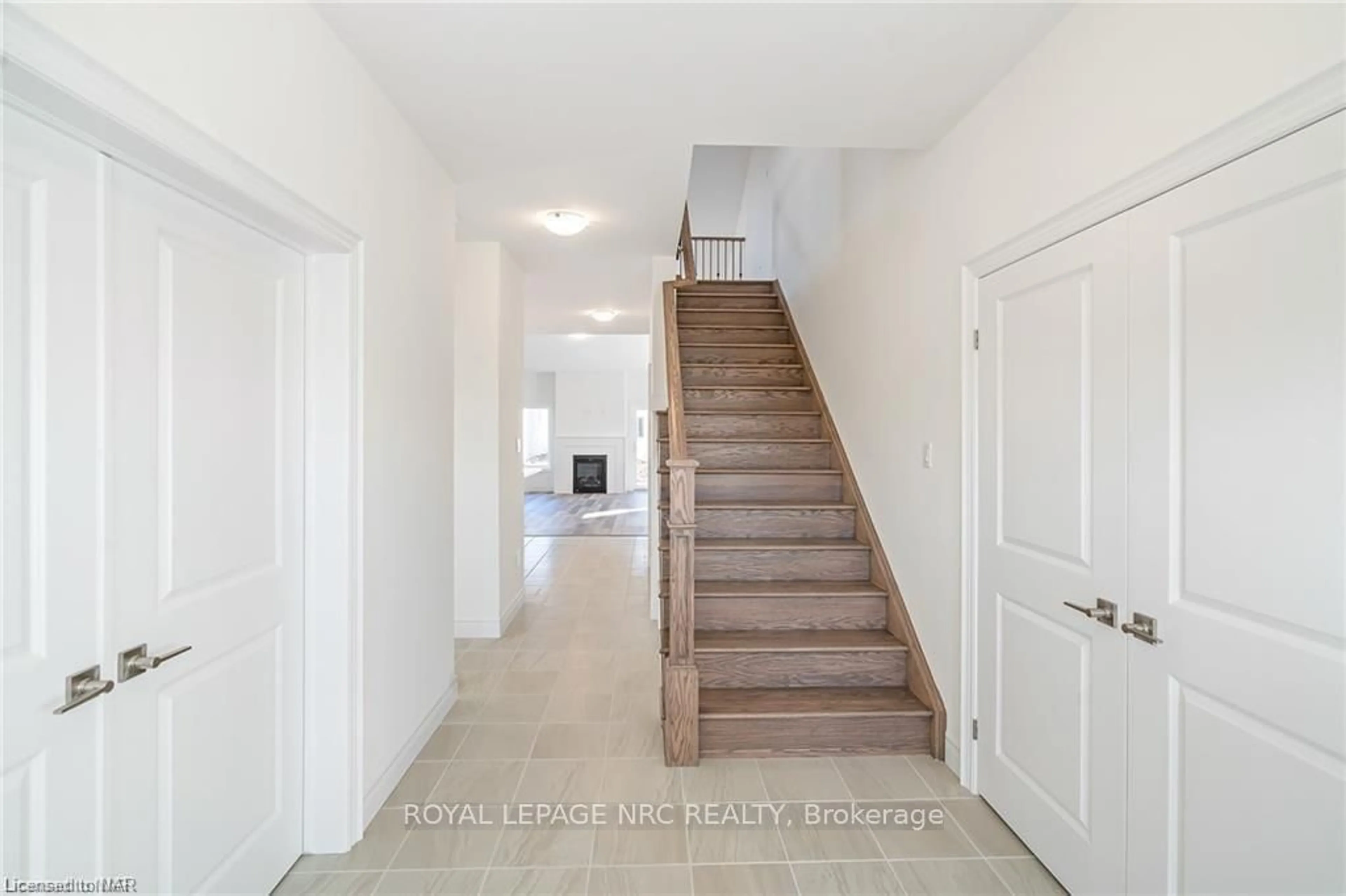 Indoor entryway, wood floors for 54 BEACHWALK Cres, Fort Erie Ontario L0S 1B0