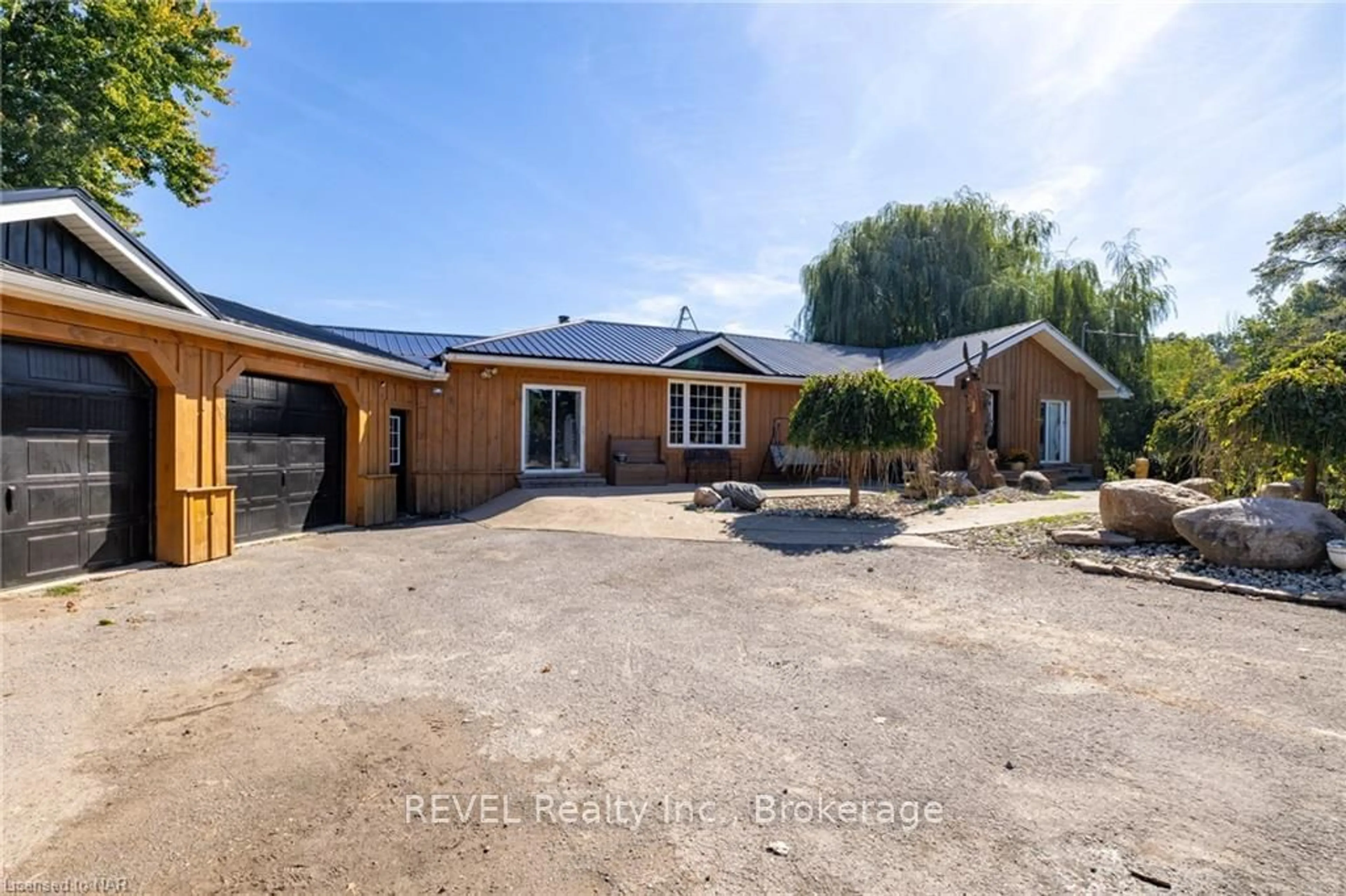 Frontside or backside of a home, the front or back of building for 92 WARNER Rd, Niagara-on-the-Lake Ontario L0S 1J0