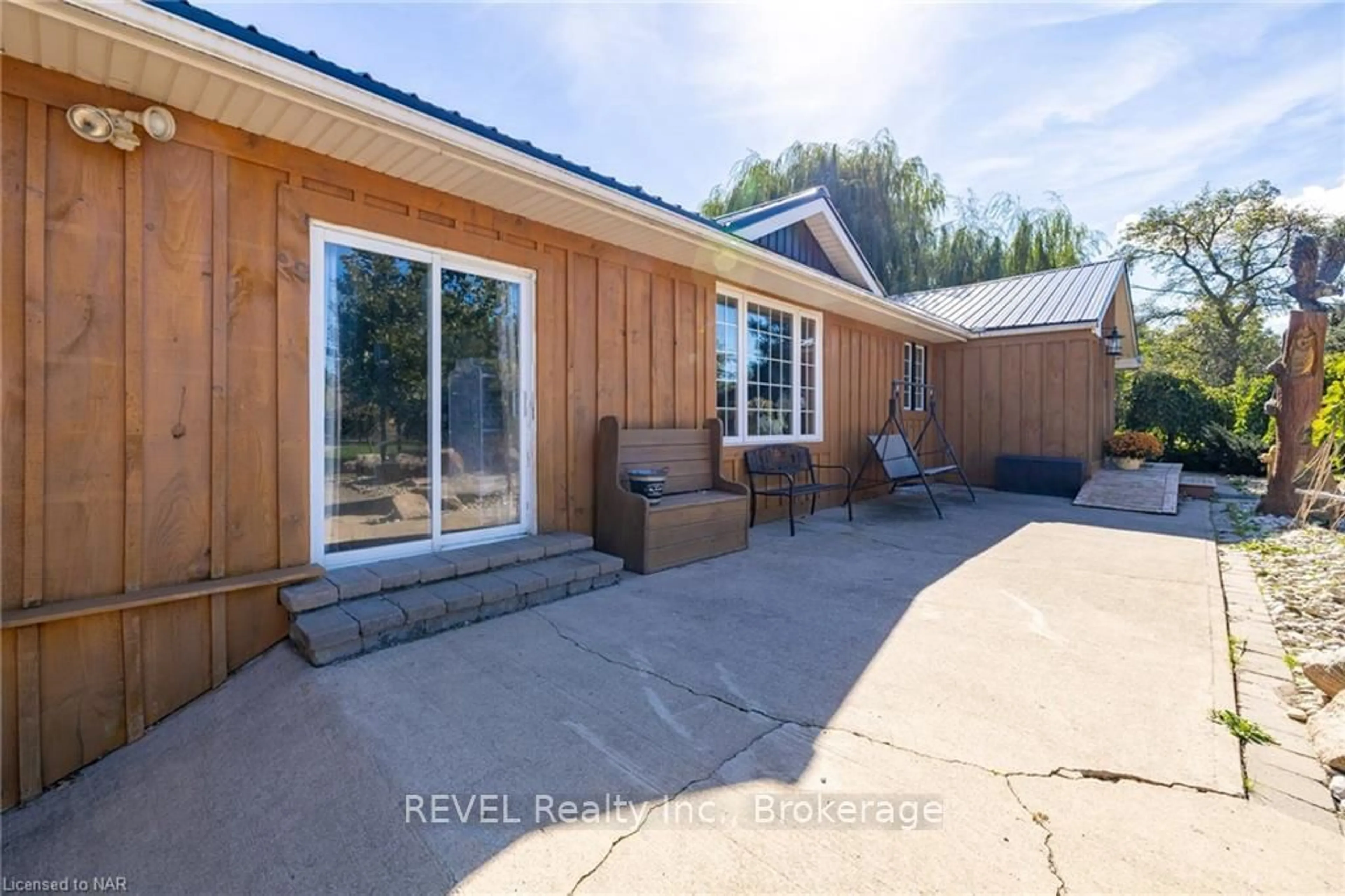 Frontside or backside of a home, the fenced backyard for 92 WARNER Rd, Niagara-on-the-Lake Ontario L0S 1J0