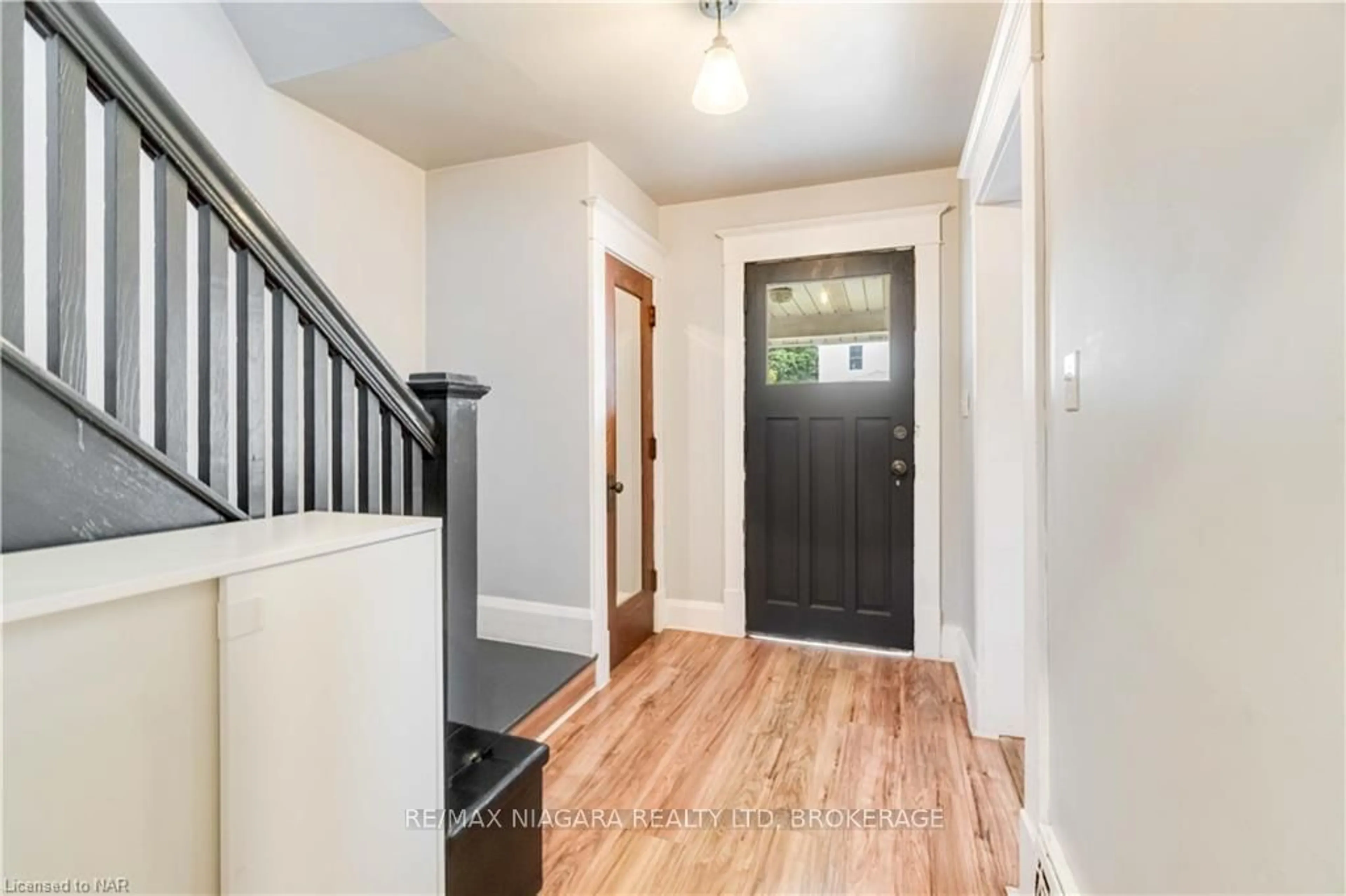 Indoor entryway, wood floors for 4586 FIFTH Ave, Niagara Falls Ontario L2E 4R6