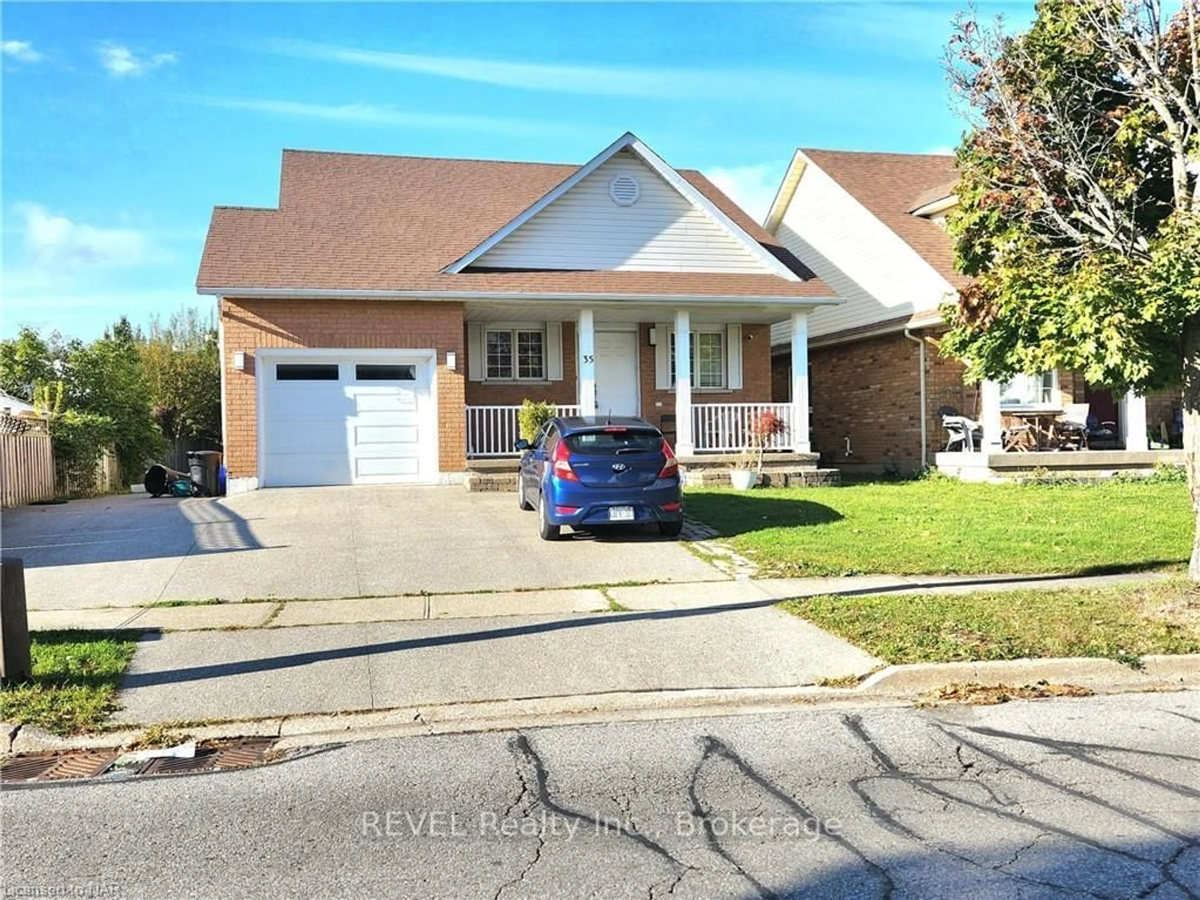 Frontside or backside of a home, the street view for 35 SUMMERS Dr, Thorold Ontario L2V 4Z9