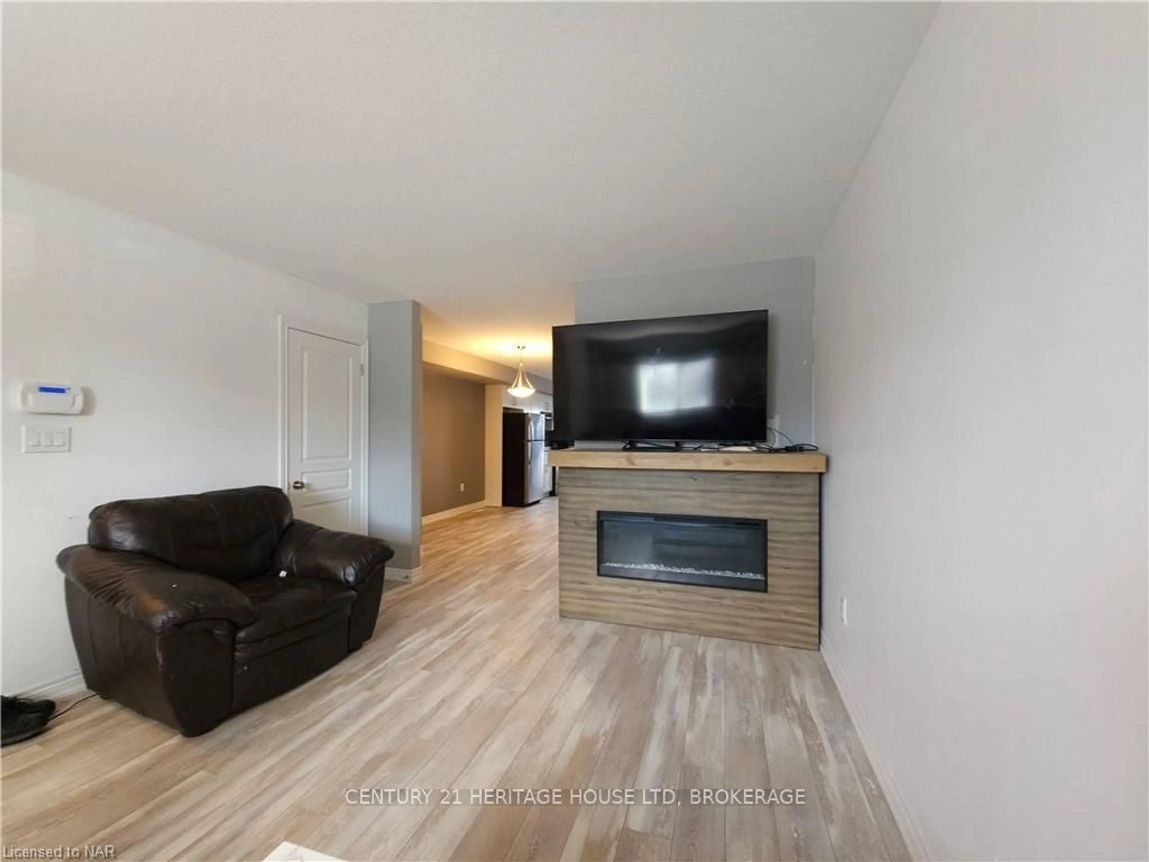 A pic of a room, wood floors for 7768 ASCOT CIRCLE #7, Niagara Falls Ontario L2H 3P9