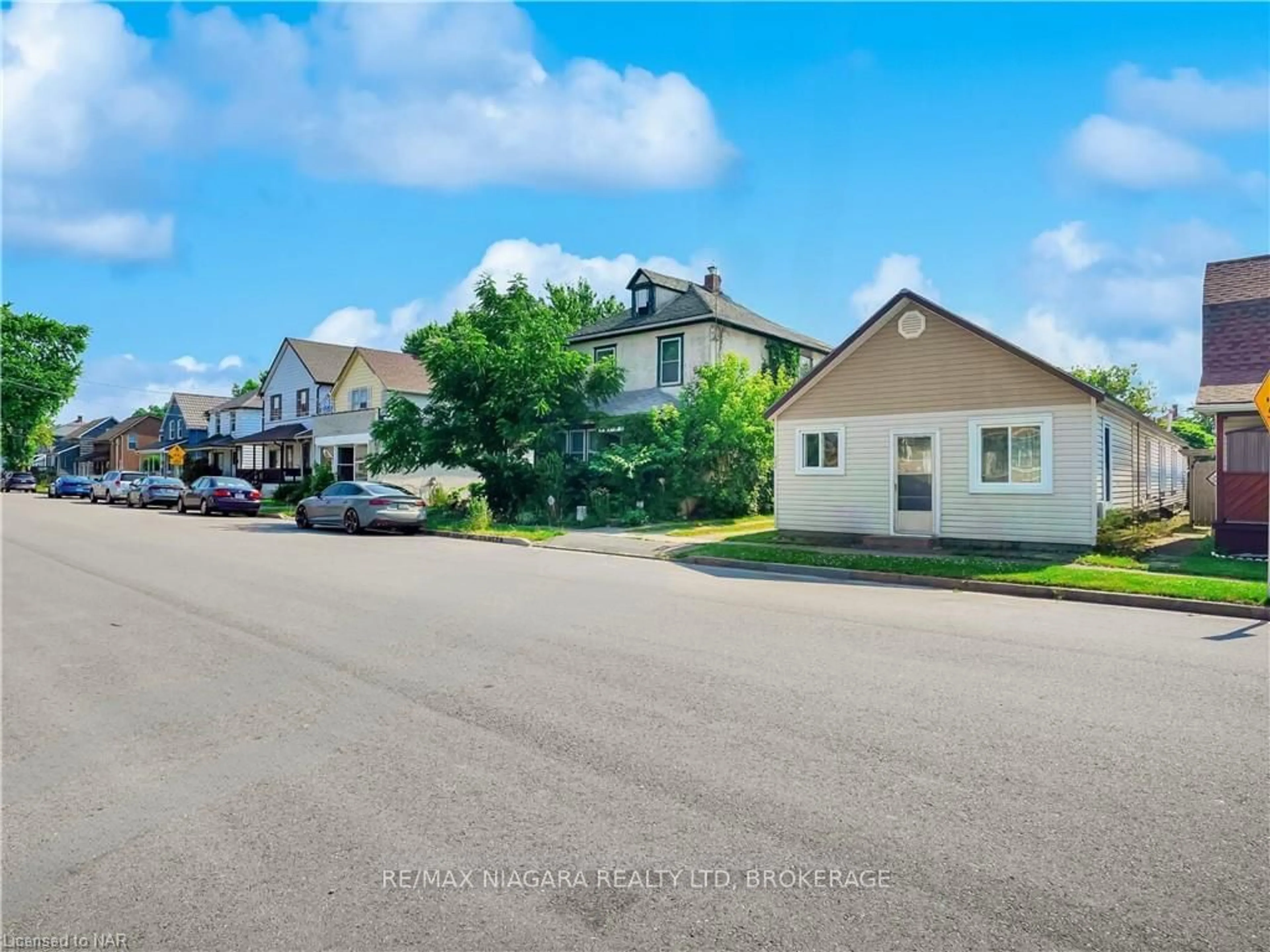 A pic from exterior of the house or condo, the street view for 237 MITCHELL St, Port Colborne Ontario L3K 1Y5