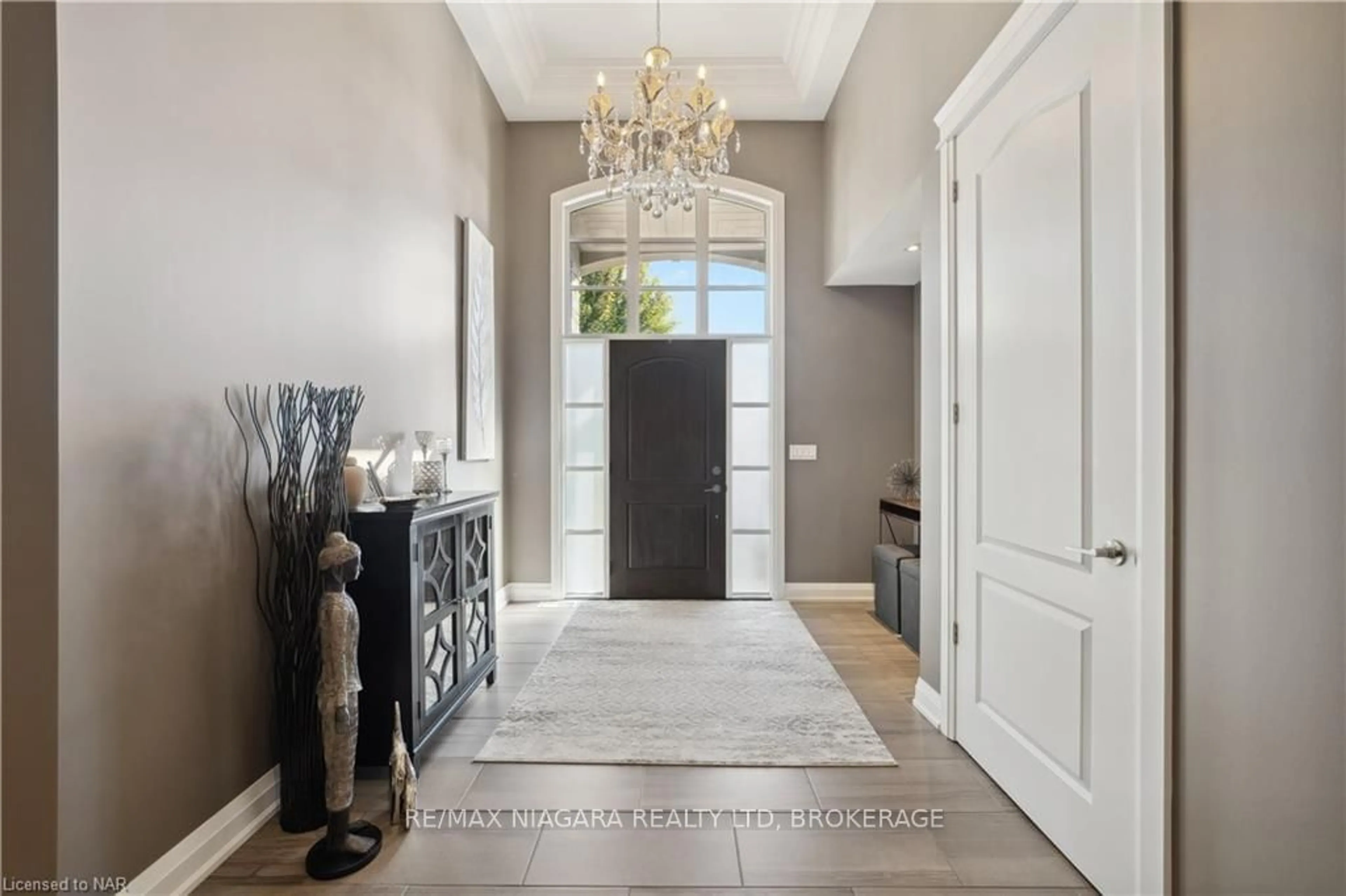 Indoor entryway, wood floors for 34 ANGELS Dr, Niagara-on-the-Lake Ontario L0S 1J1