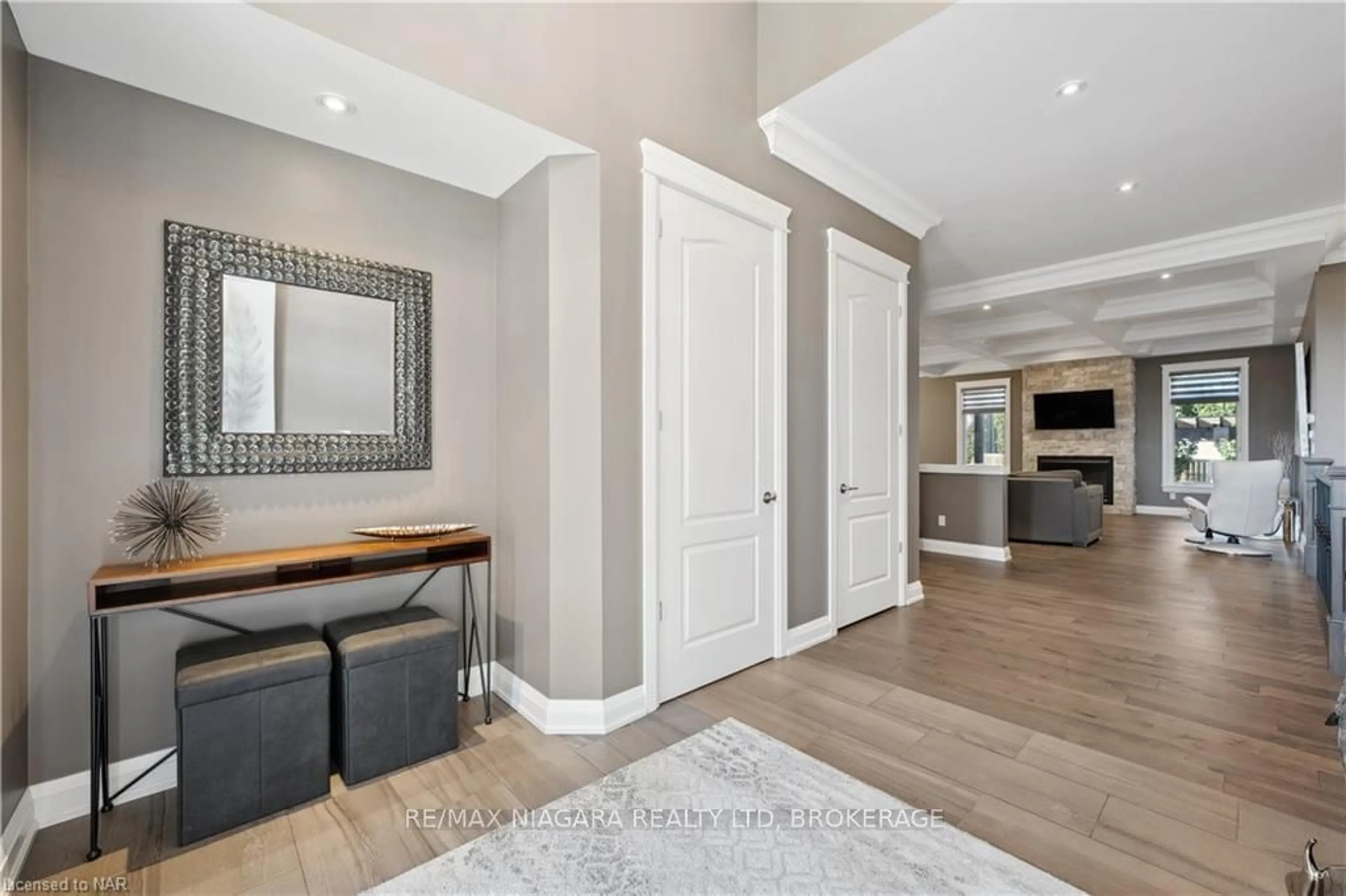 Indoor entryway, wood floors for 34 ANGELS Dr, Niagara-on-the-Lake Ontario L0S 1J1