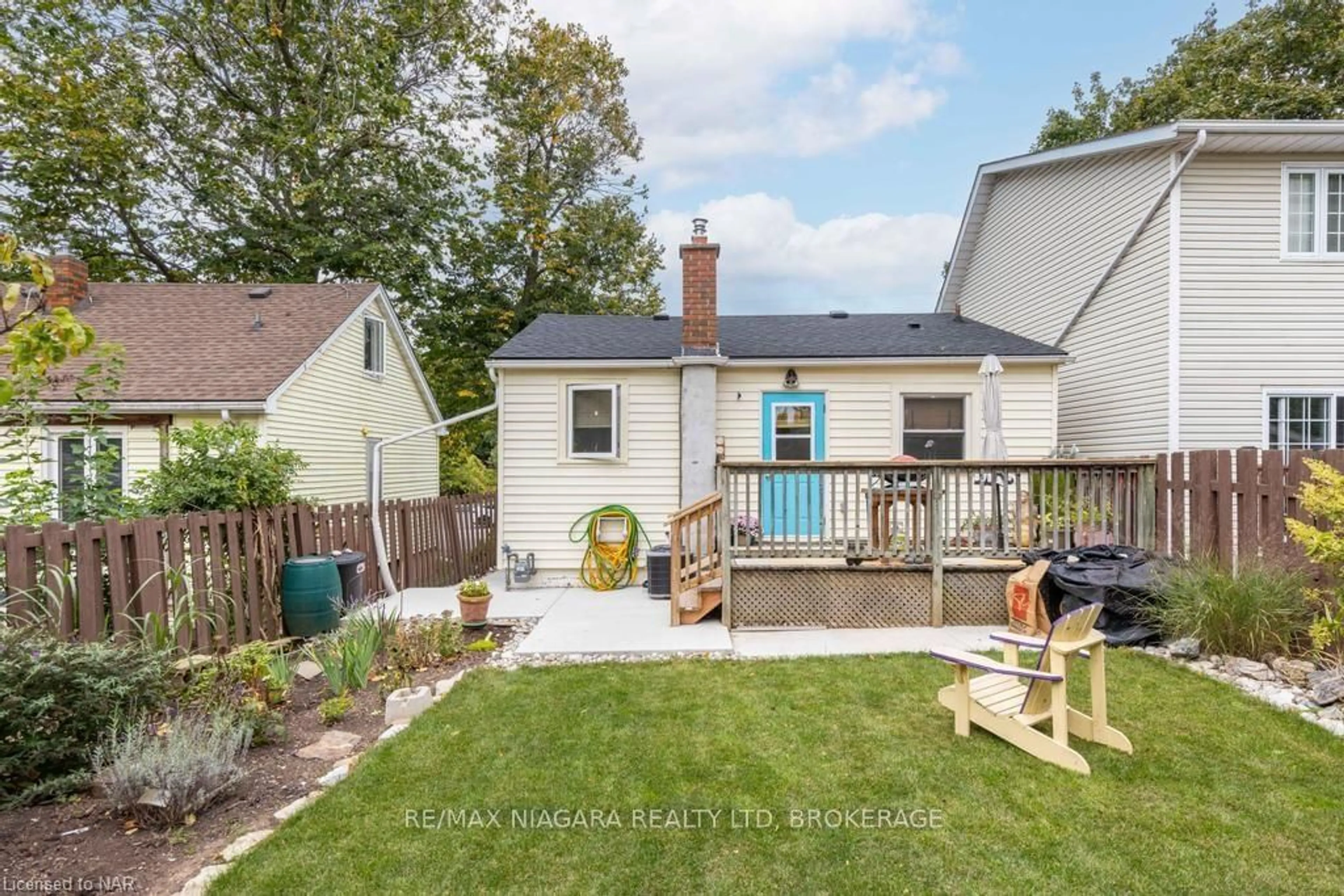 Frontside or backside of a home, the fenced backyard for 100 ARTHUR St, St. Catharines Ontario L2M 1H6