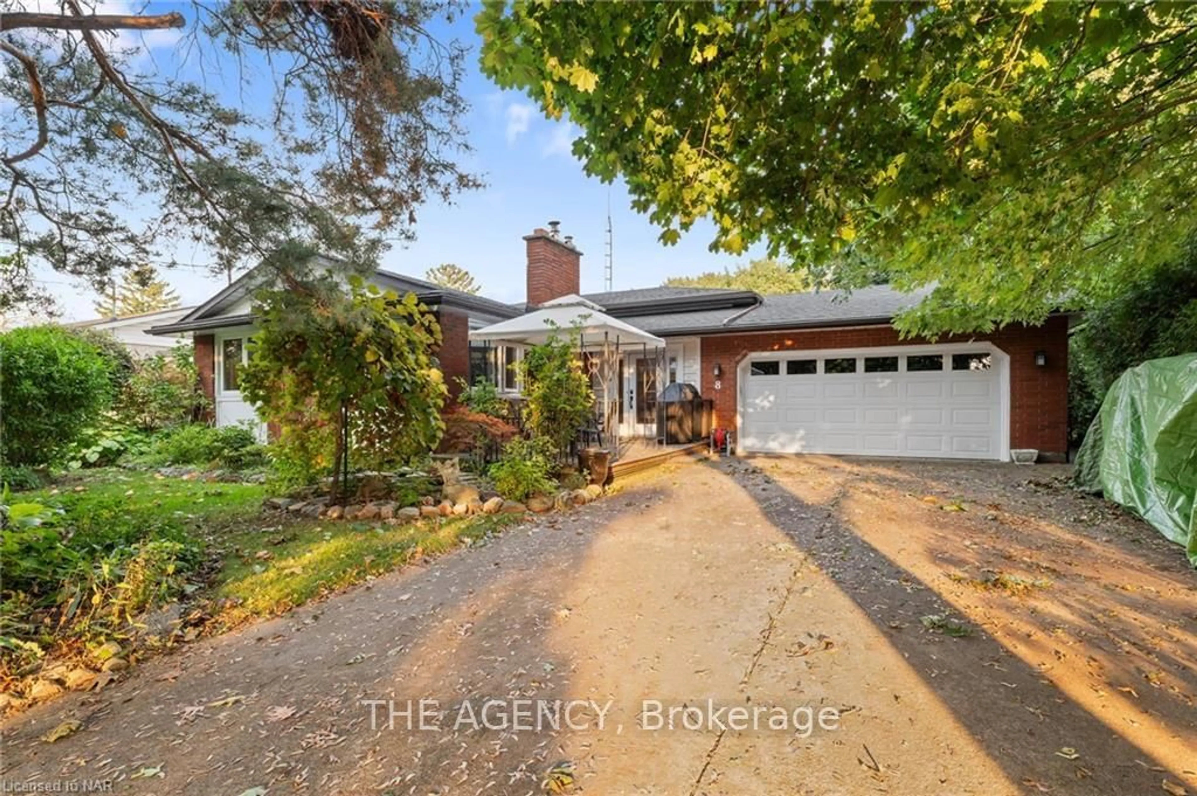 Frontside or backside of a home, the street view for 8 ST LOUIS Pl, St. Catharines Ontario L2M 1K2