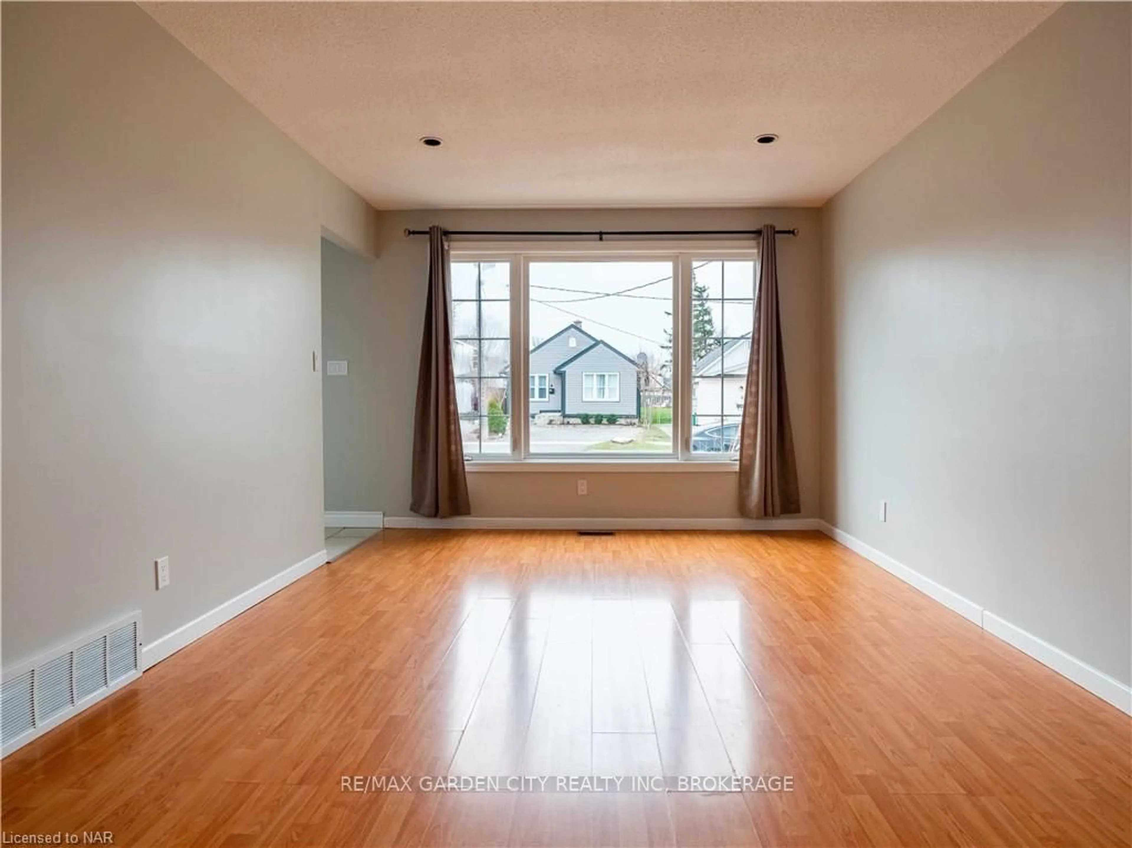 A pic of a room, wood floors for 9 CHURCHILL St, St. Catharines Ontario L2S 2P3