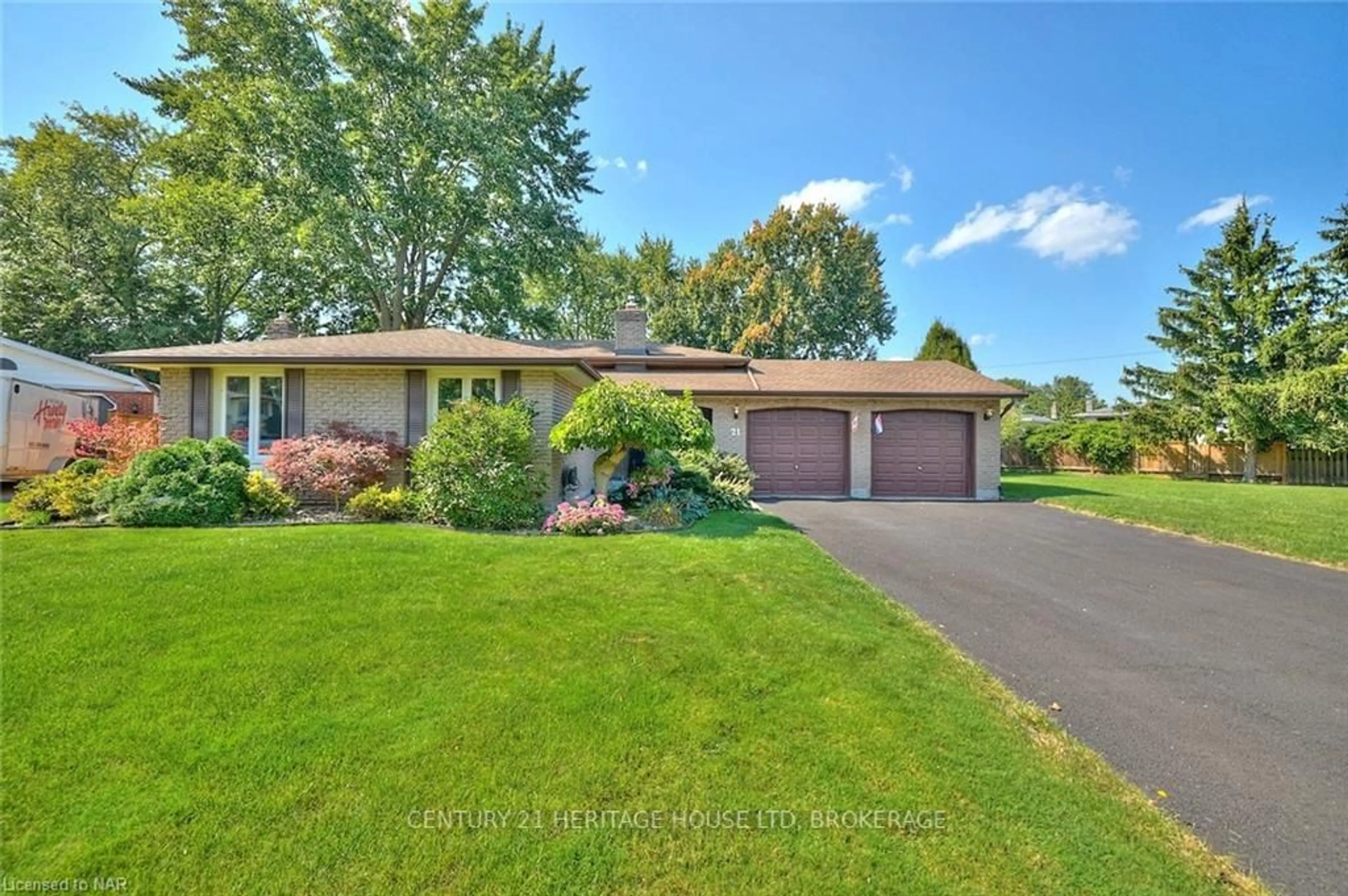 Frontside or backside of a home, cottage for 21 WINDERMERE Crt, Welland Ontario L3C 5V4