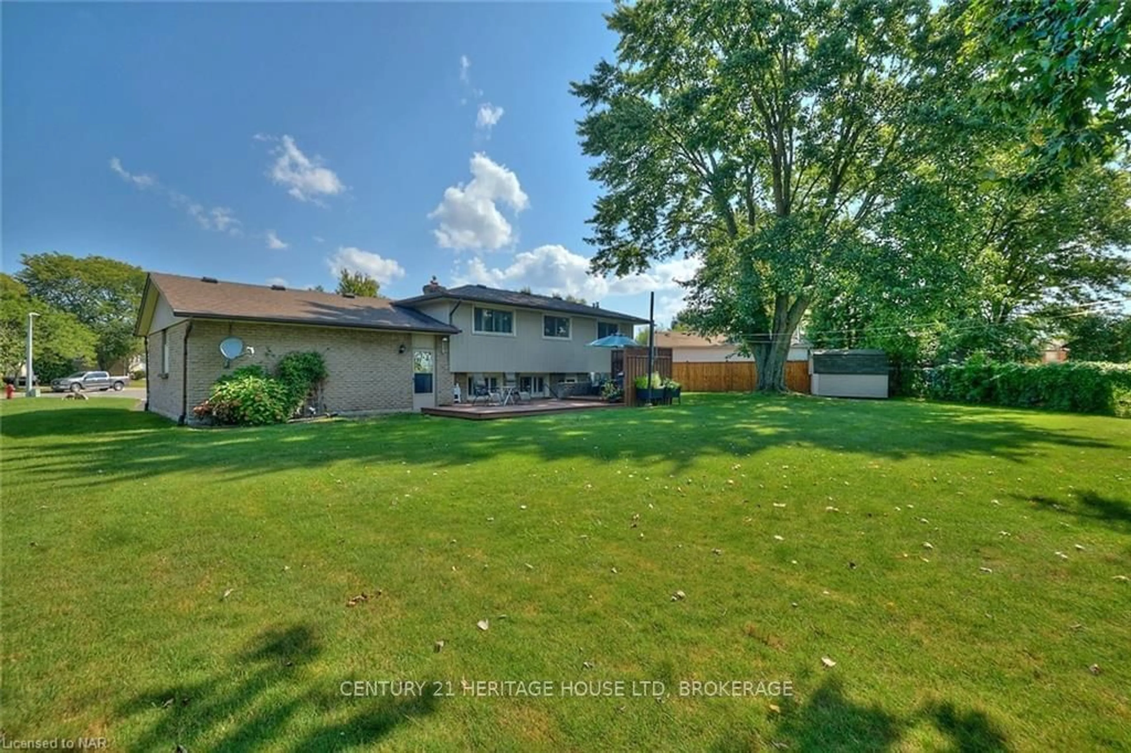 Frontside or backside of a home, the fenced backyard for 21 WINDERMERE Crt, Welland Ontario L3C 5V4