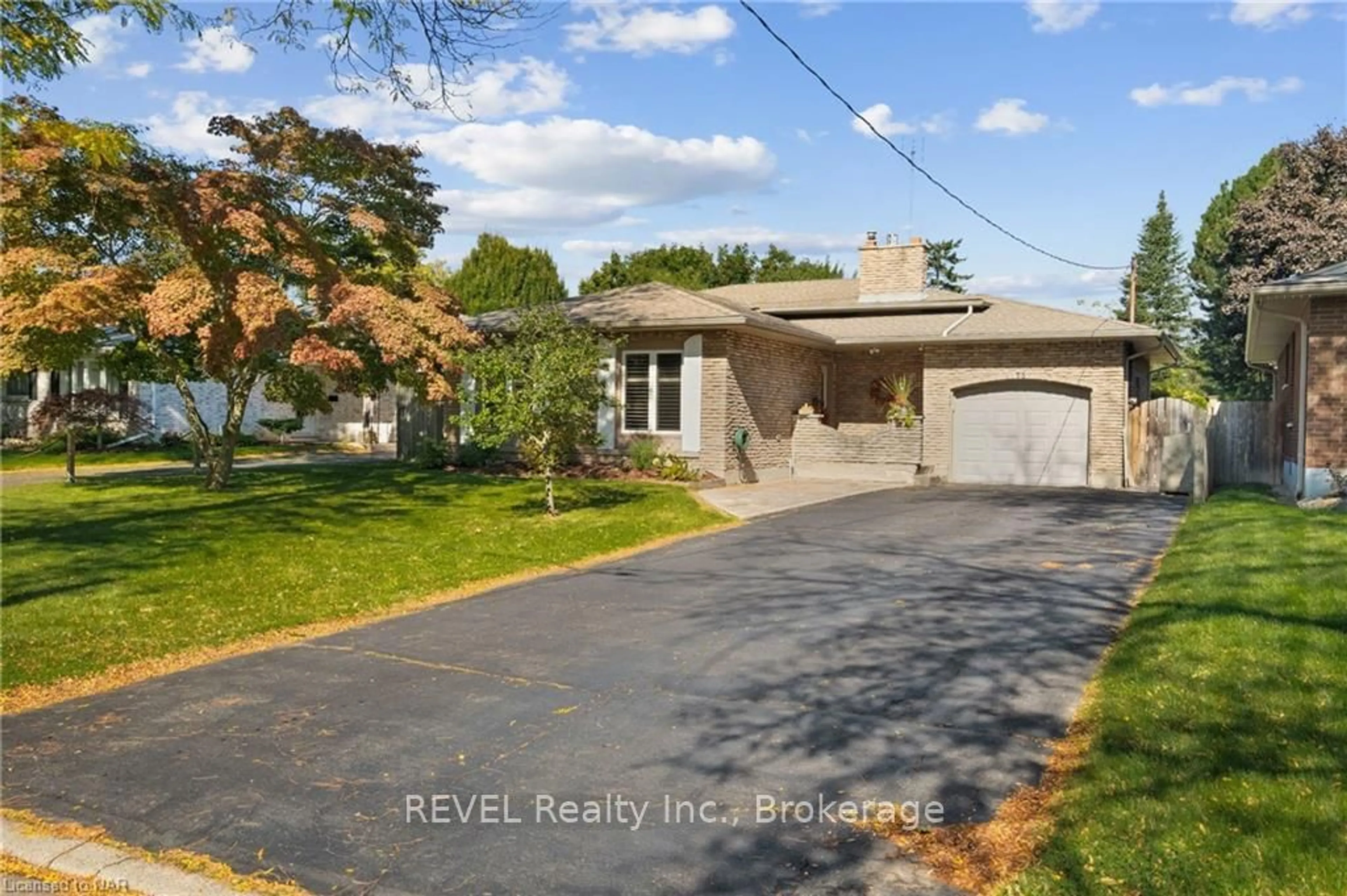 Frontside or backside of a home, the street view for 75 AQUADALE Dr, St. Catharines Ontario L2N 3R9