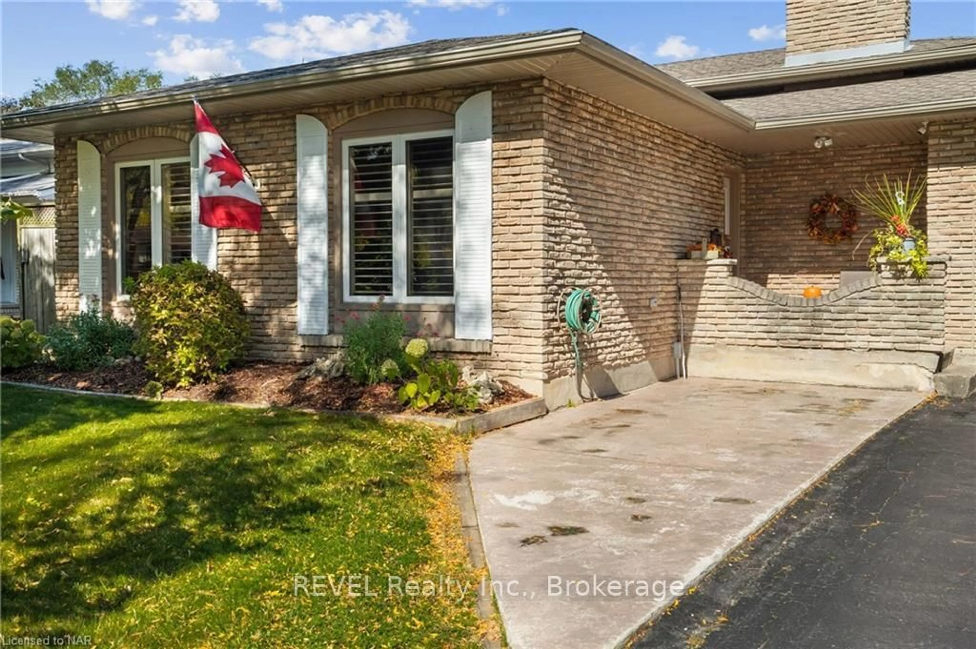 A pic from exterior of the house or condo, the street view for 75 AQUADALE Dr, St. Catharines Ontario L2N 3R9