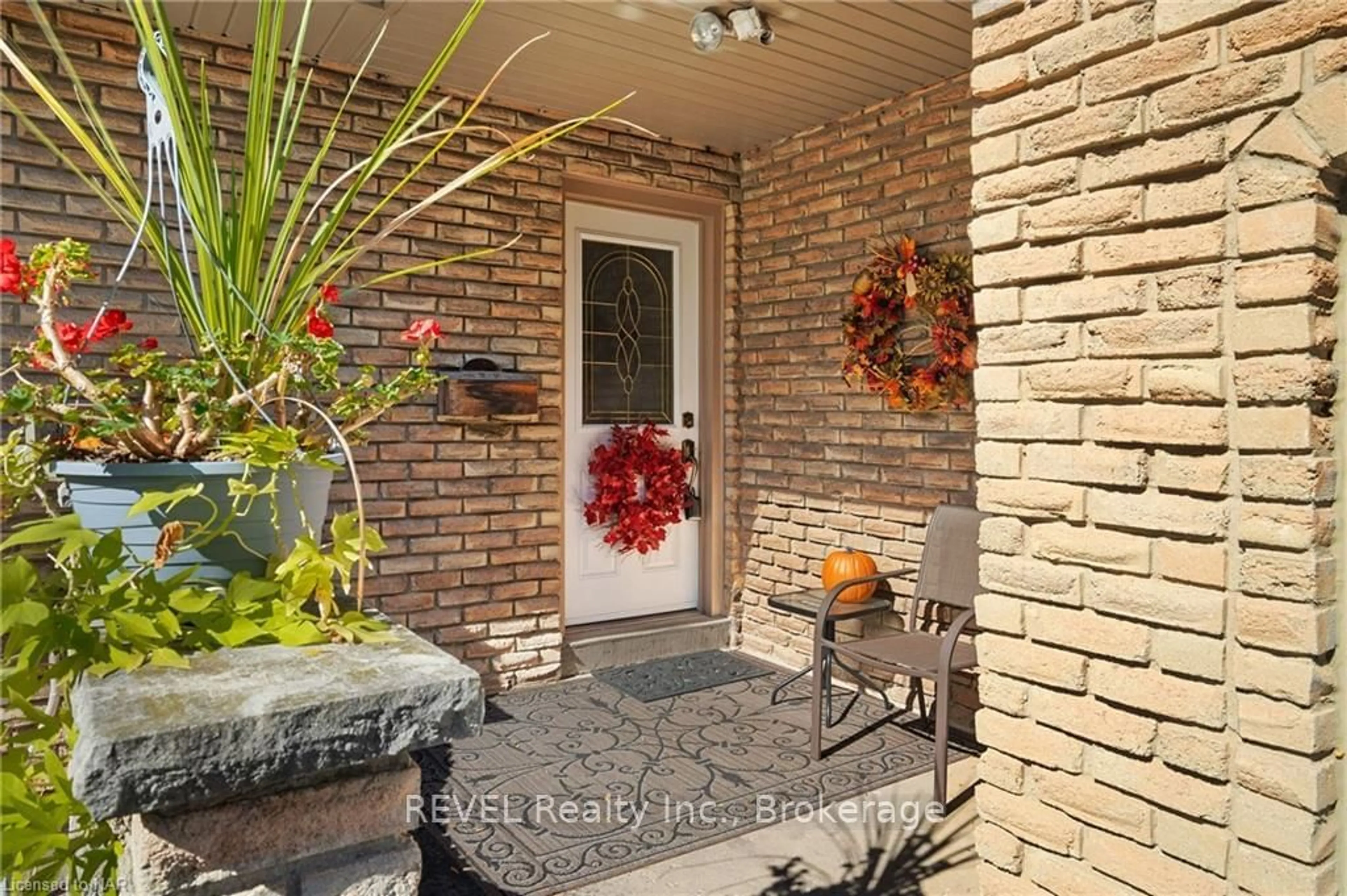 Indoor entryway, ceramic floors for 75 AQUADALE Dr, St. Catharines Ontario L2N 3R9