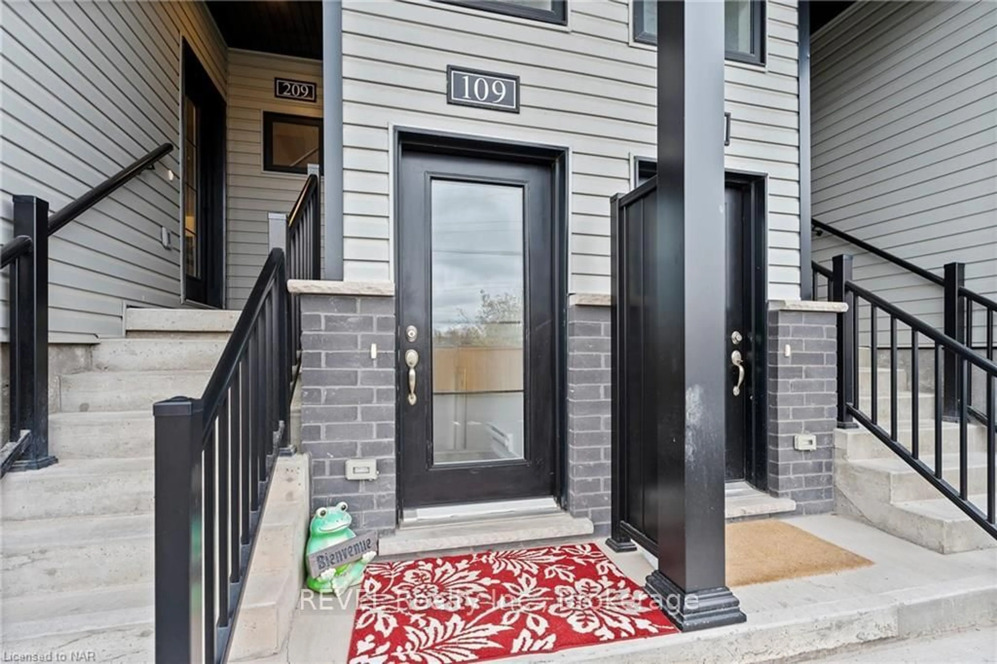 Indoor entryway, wood floors for 6591 MONTROSE Rd #109, Niagara Falls Ontario L2H 1M3