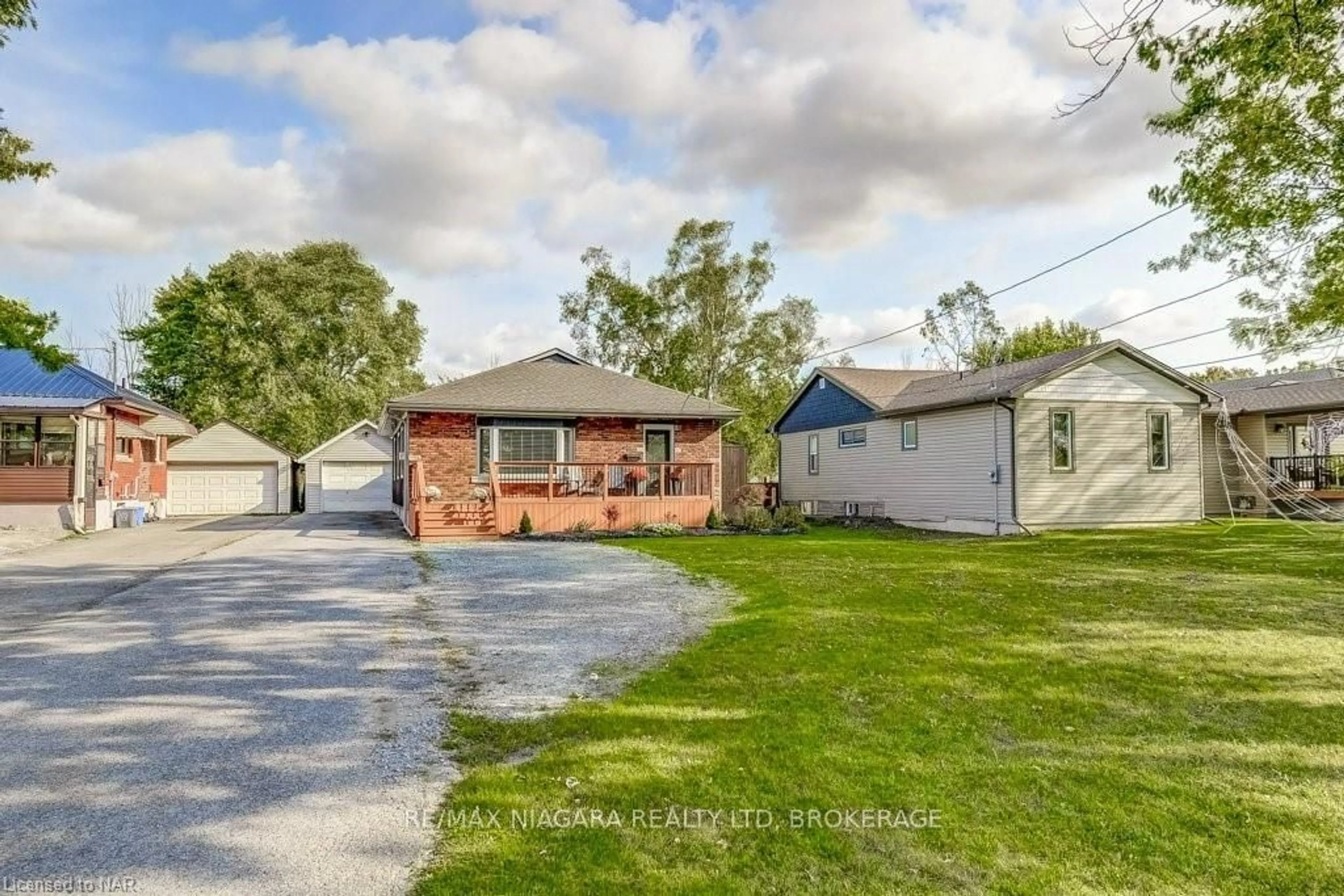 Frontside or backside of a home, the street view for 303 RIVERSIDE Dr, Welland Ontario L3C 5E6