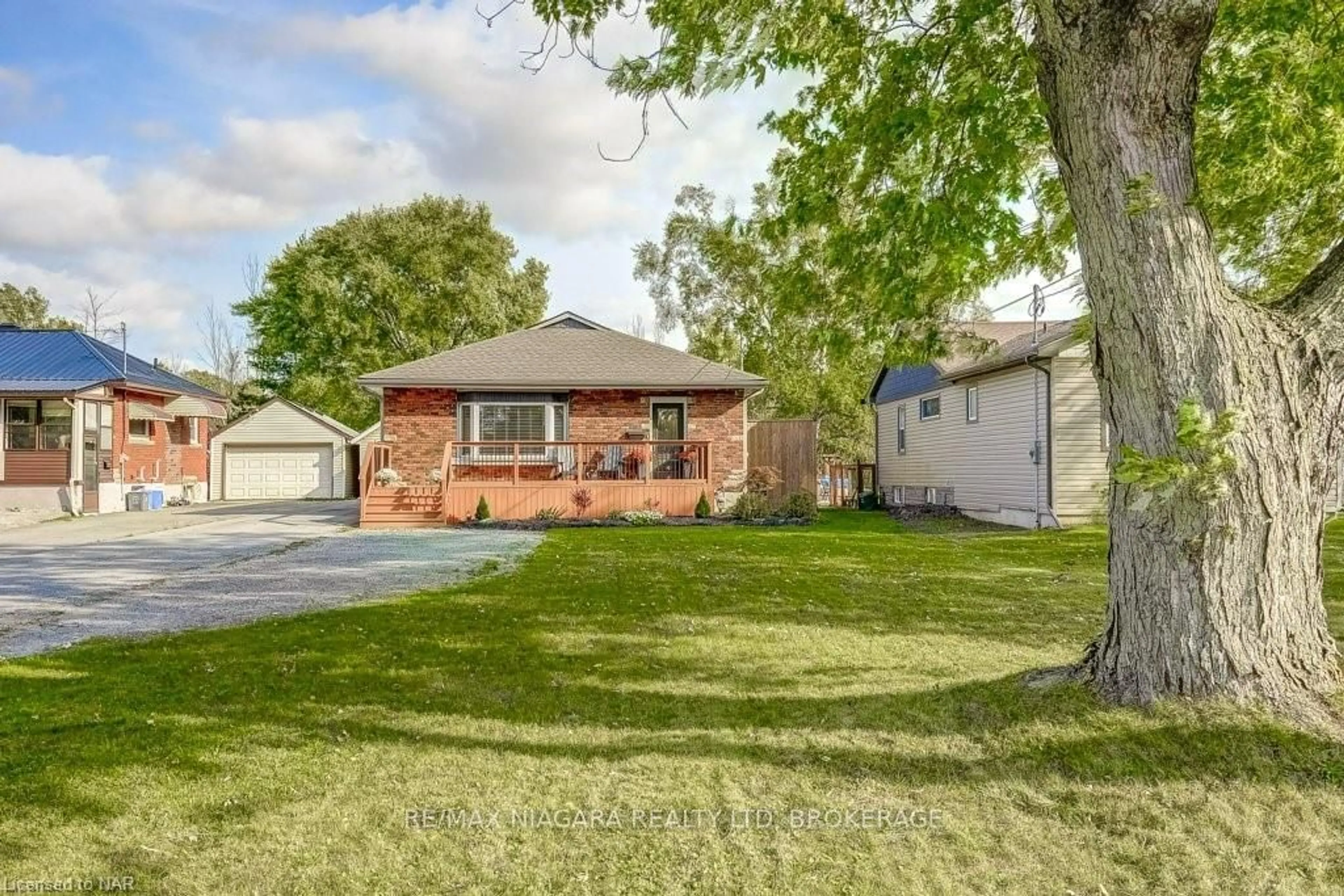 Frontside or backside of a home, the street view for 303 RIVERSIDE Dr, Welland Ontario L3C 5E6