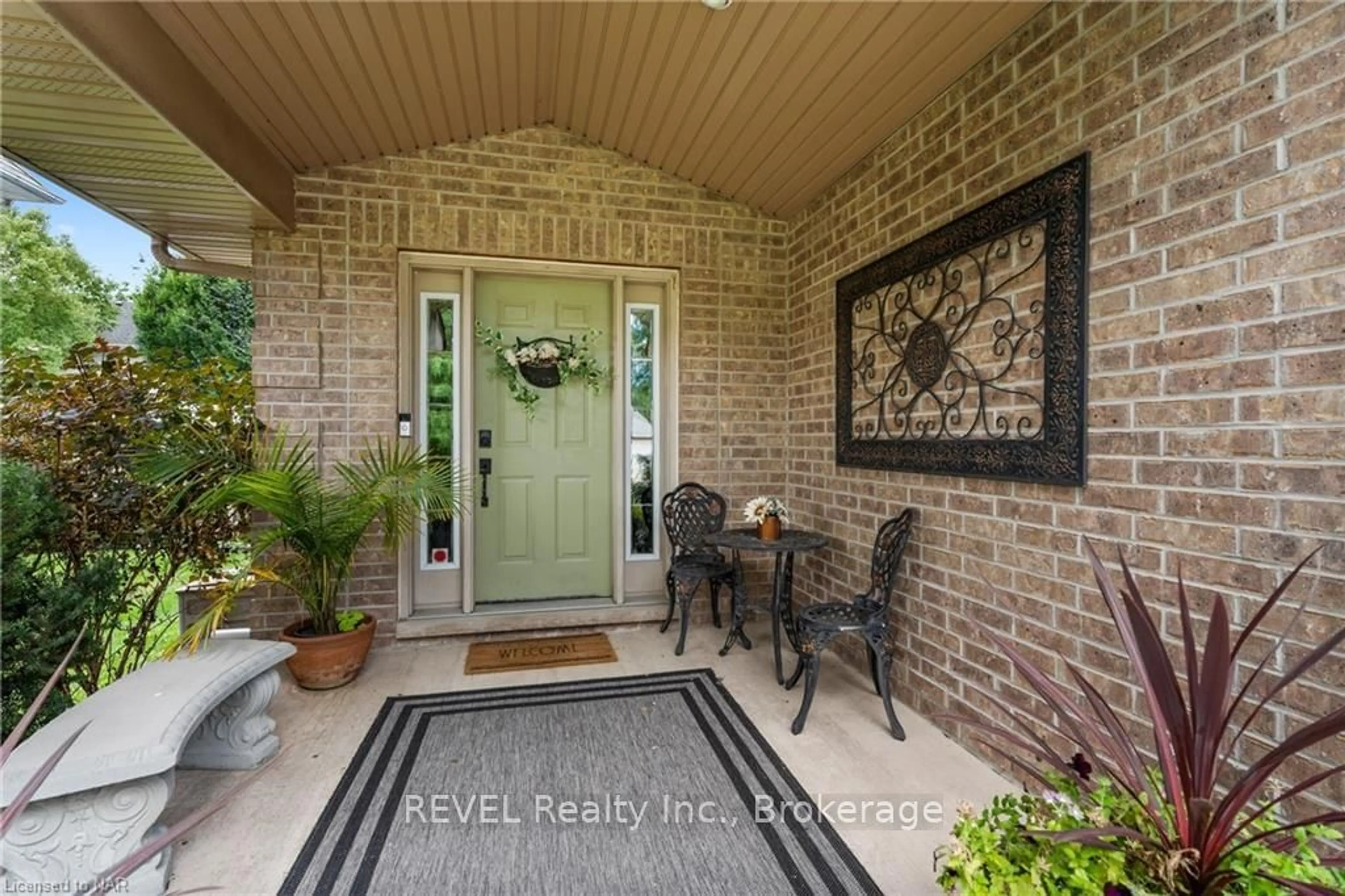 Indoor entryway, wood floors for 67 VIRGINIA St, Welland Ontario L3C 7A4