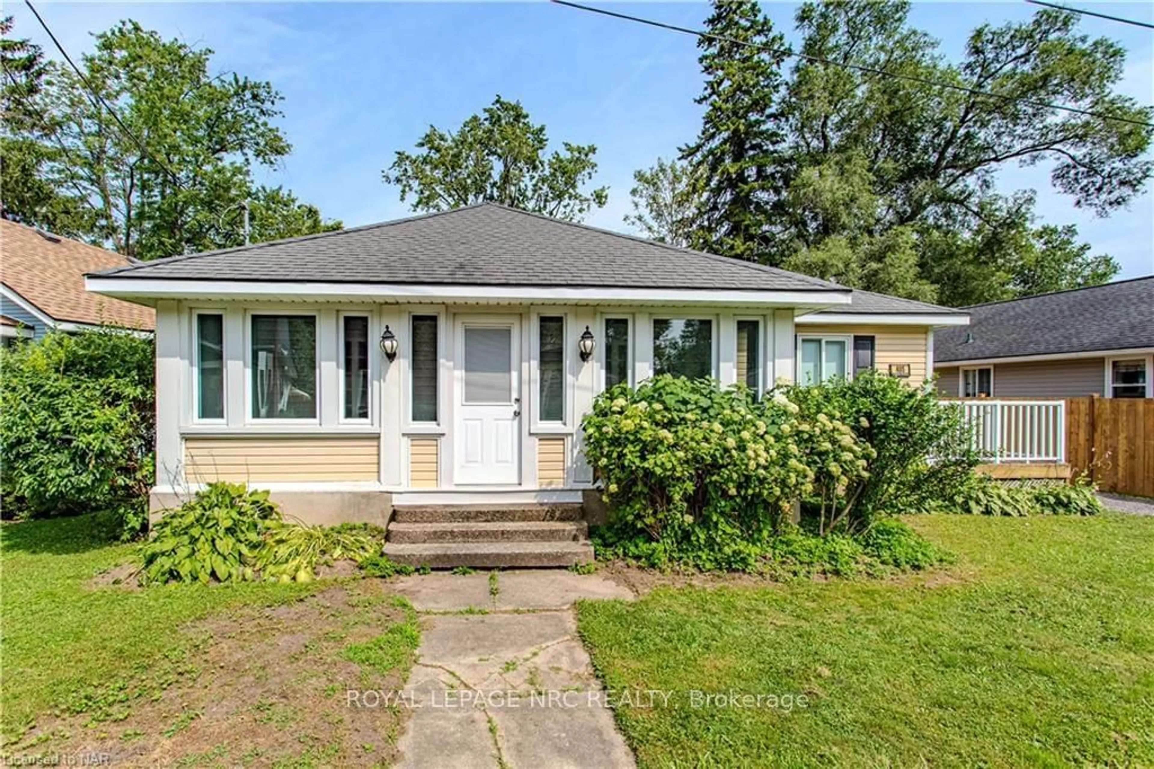 Frontside or backside of a home, cottage for 405 CAMBRIDGE Rd, Fort Erie Ontario L0S 1B0