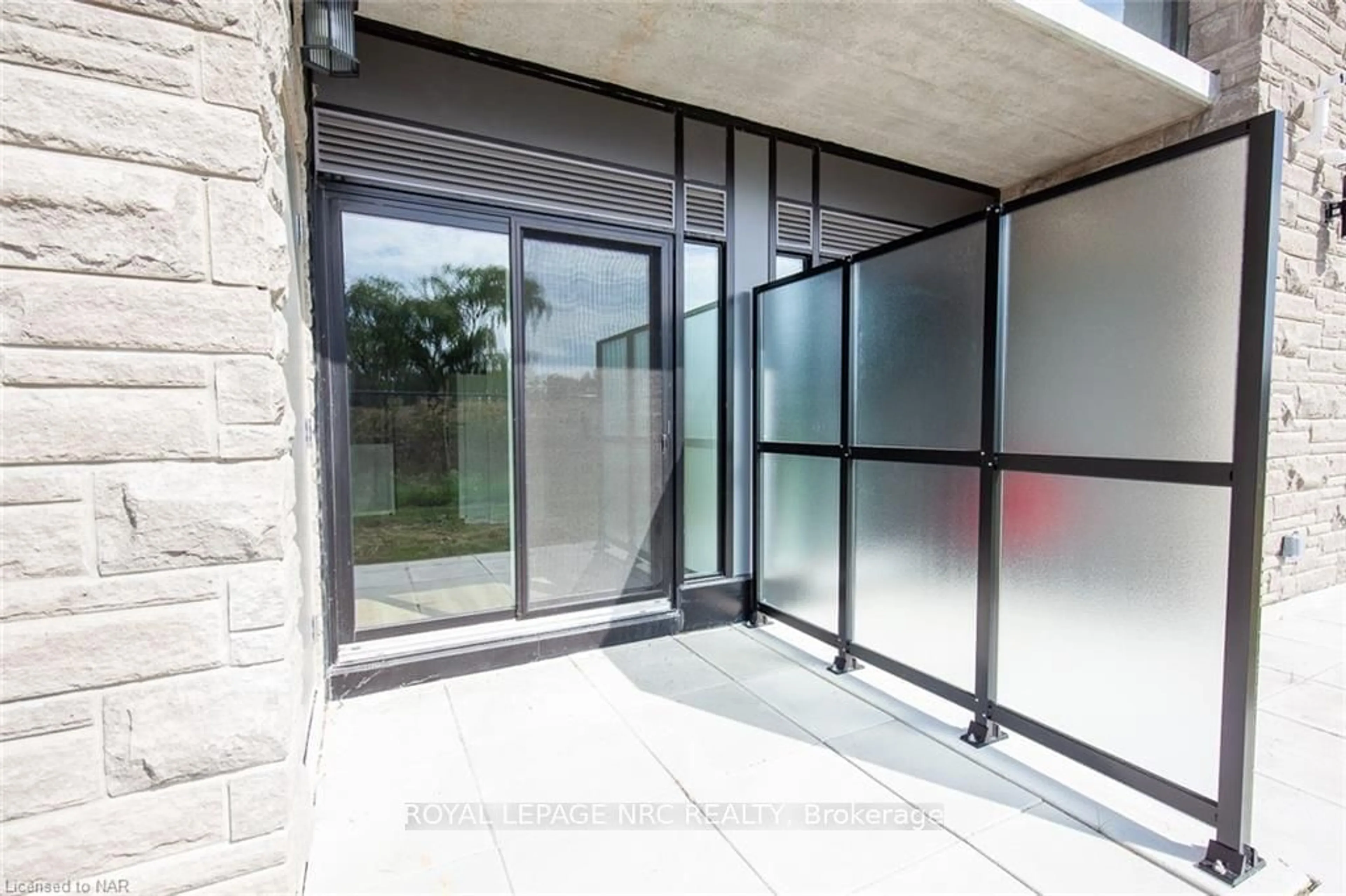 Indoor foyer, cement floor for 50 HERRICK Ave #GL06, St. Catharines Ontario L2P 2T9