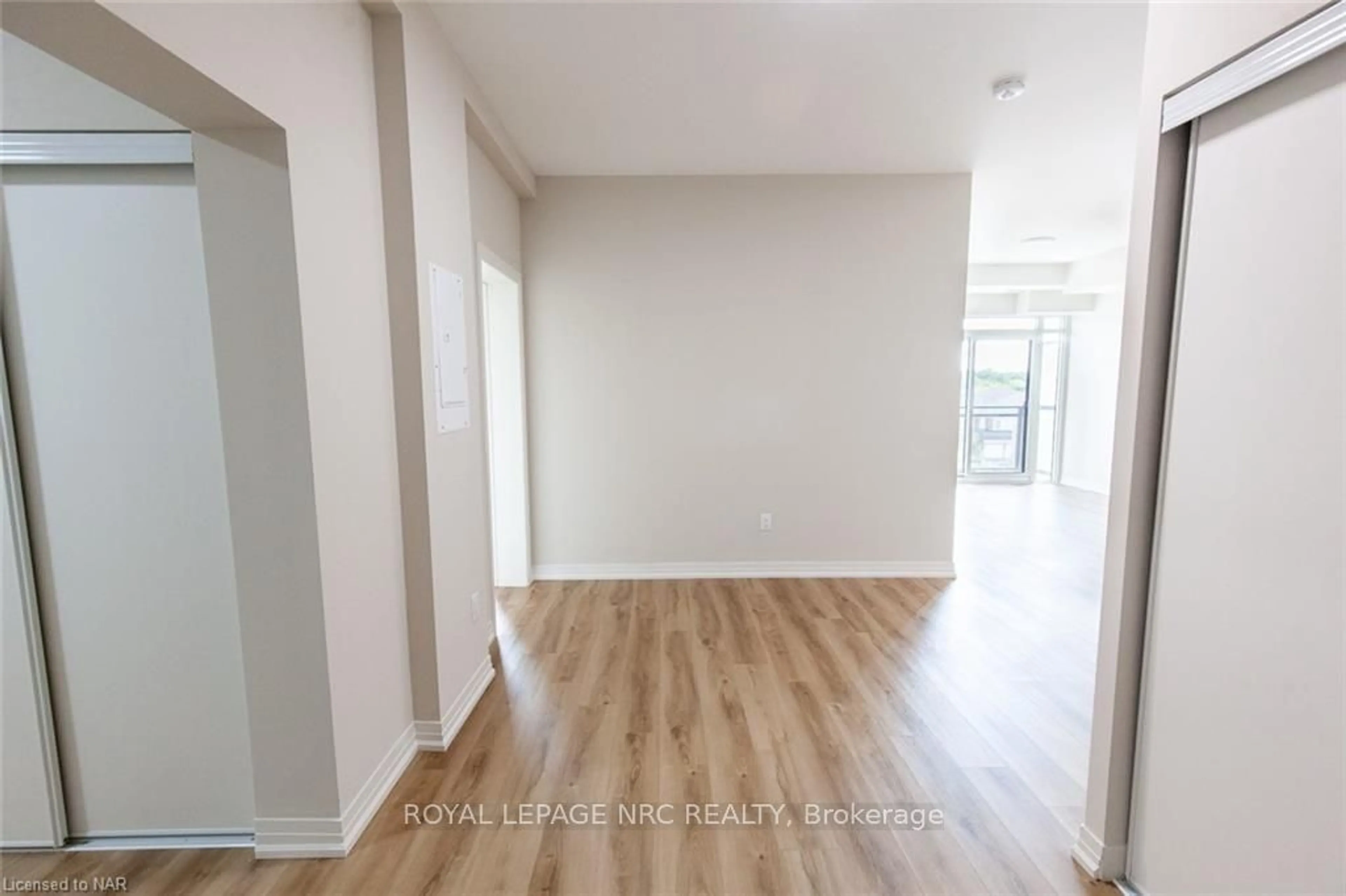 Indoor foyer, wood floors for 50 HERRICK Ave #LP20, St. Catharines Ontario L2P 2T9