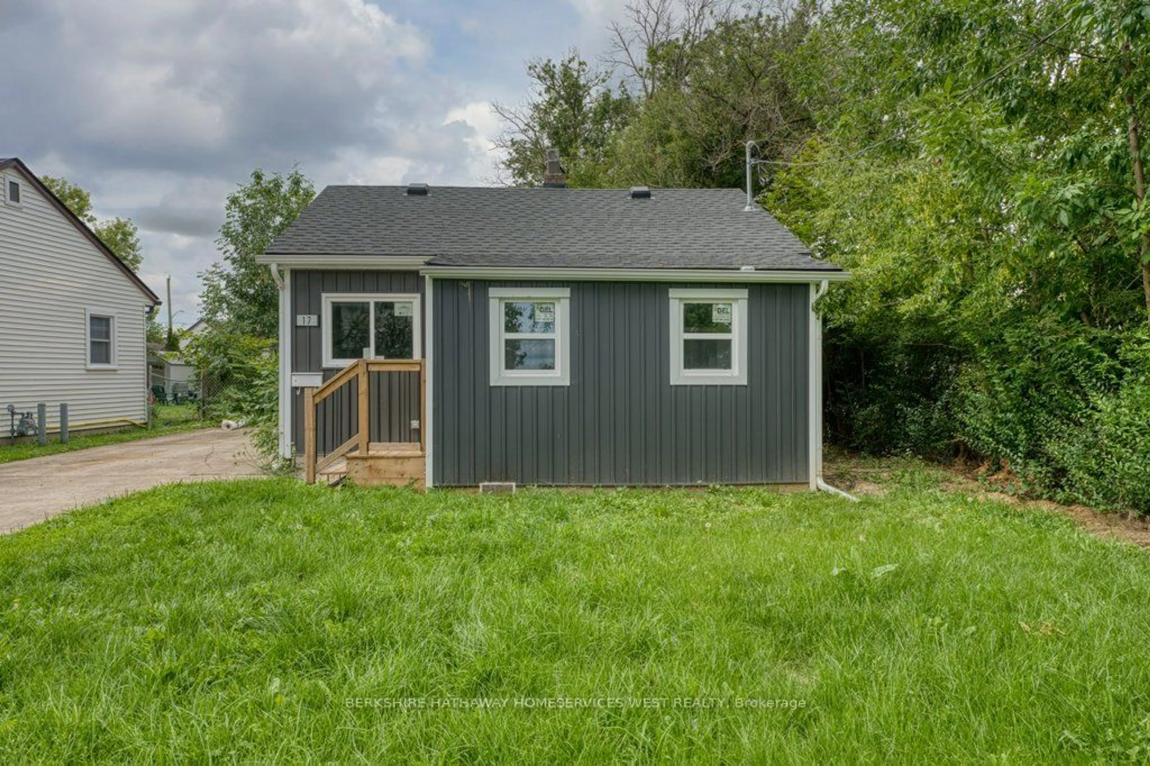 Shed for 17 Kirk St, St. Catharines Ontario L2S 1B8