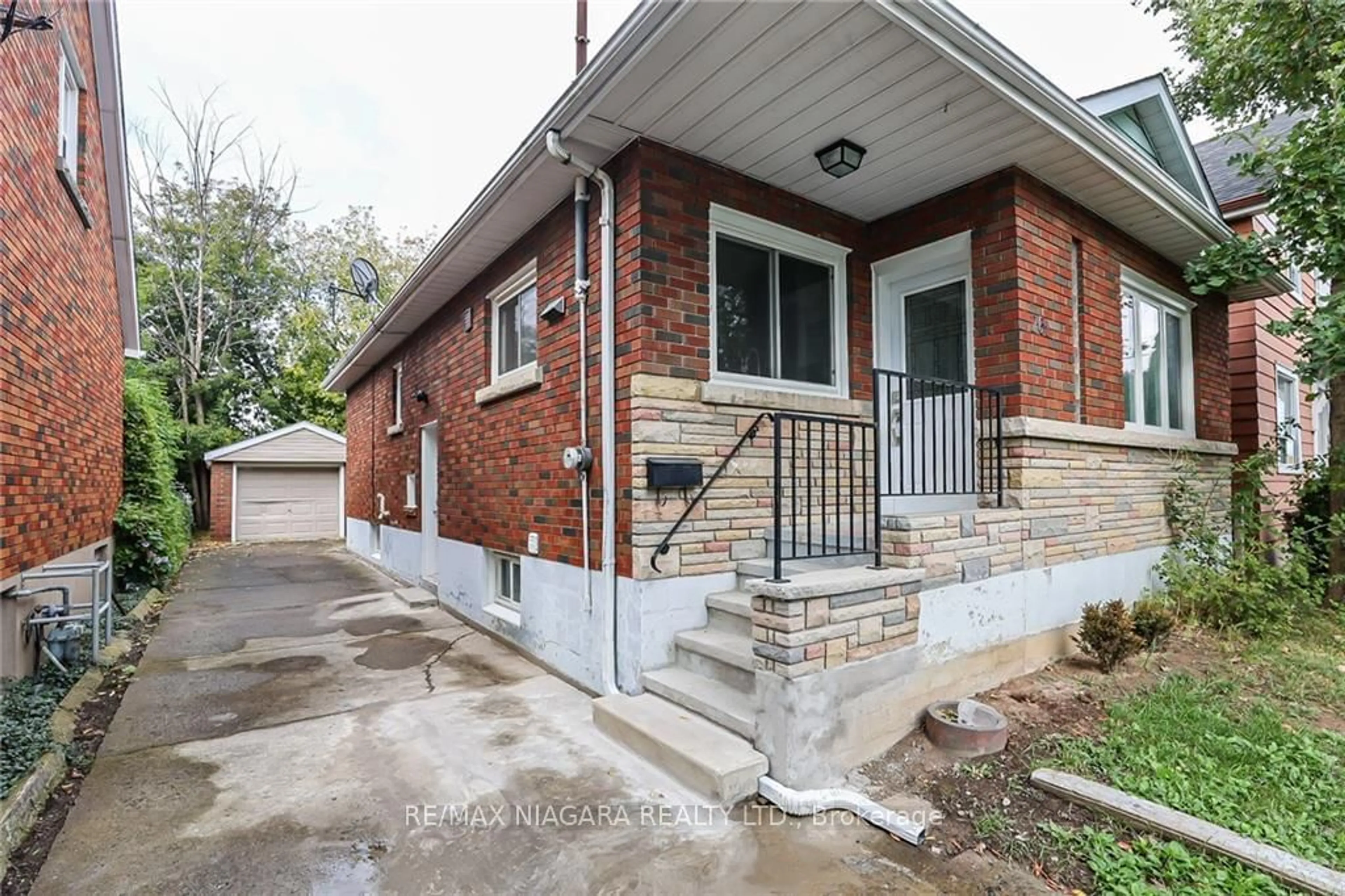 Home with brick exterior material for 261 Vine St, St. Catharines Ontario L2M 4T2