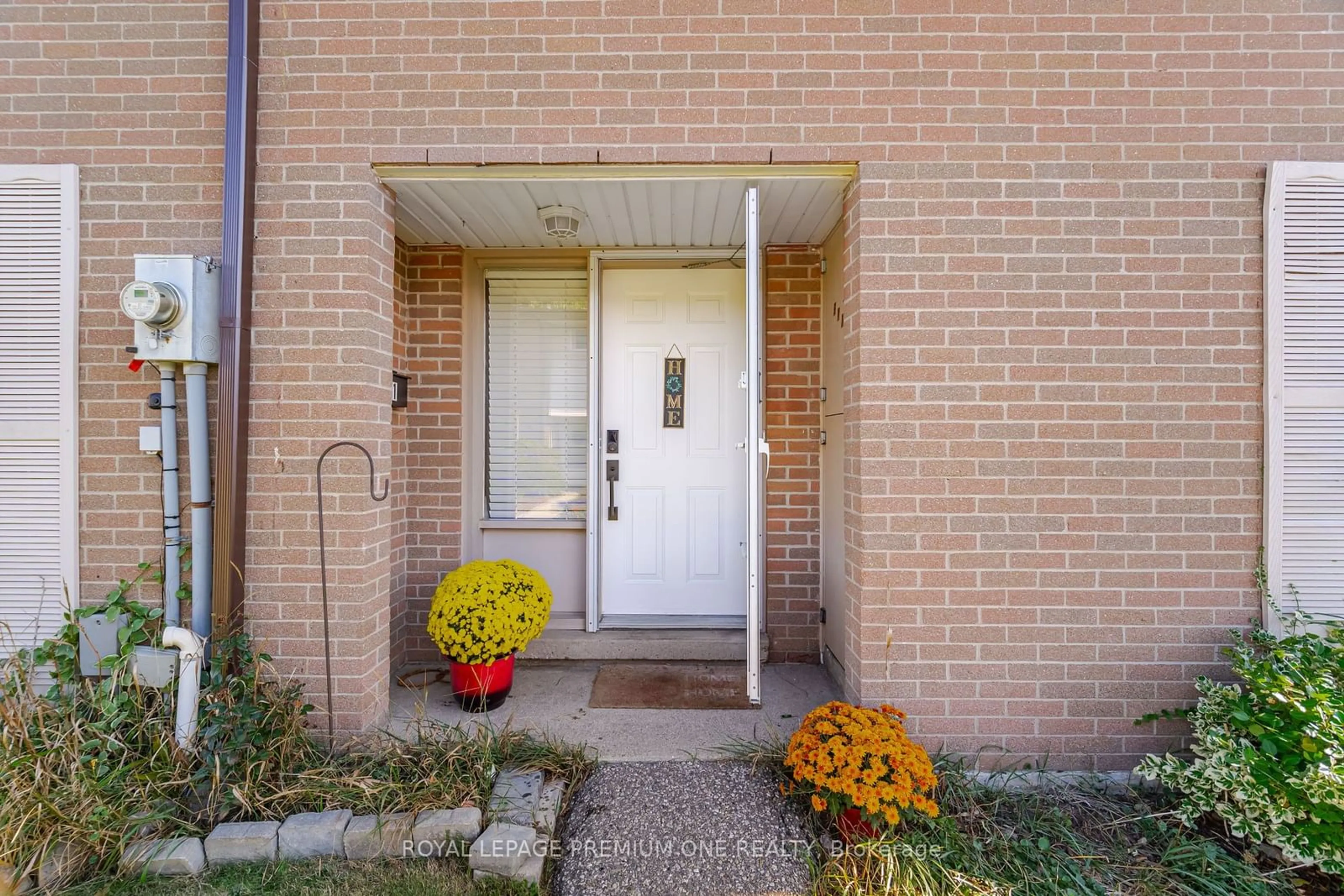 Indoor entryway, carpet floors for 427 Victoria Rd #B11, Guelph Ontario N1E 3M2